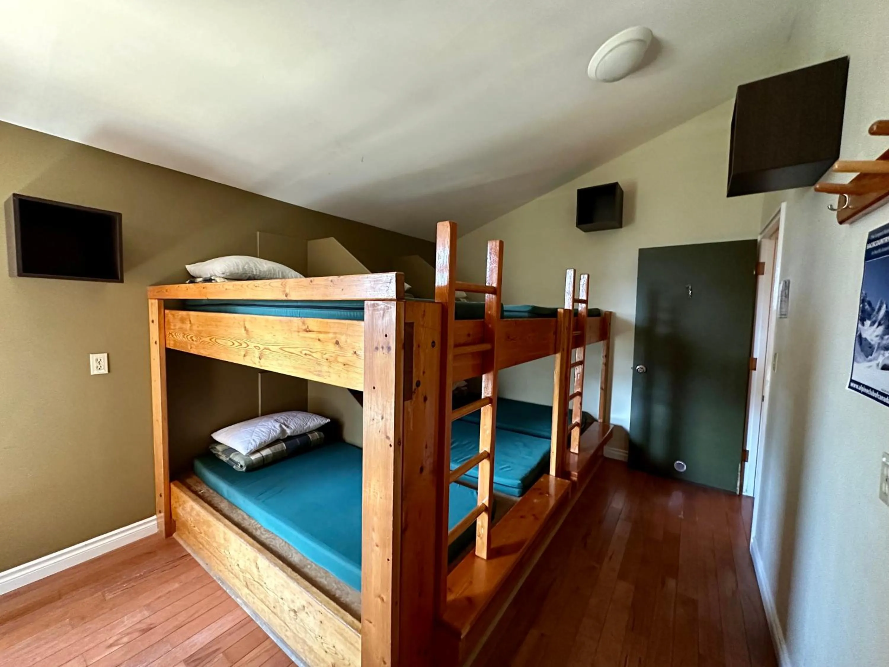 bunk bed, Bed in Canmore Alpine Hostel - Alpine Club of Canada