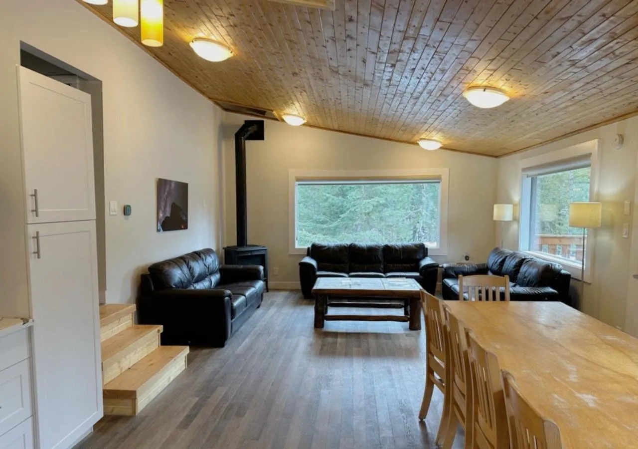 Living room in Canmore Alpine Hostel - Alpine Club of Canada