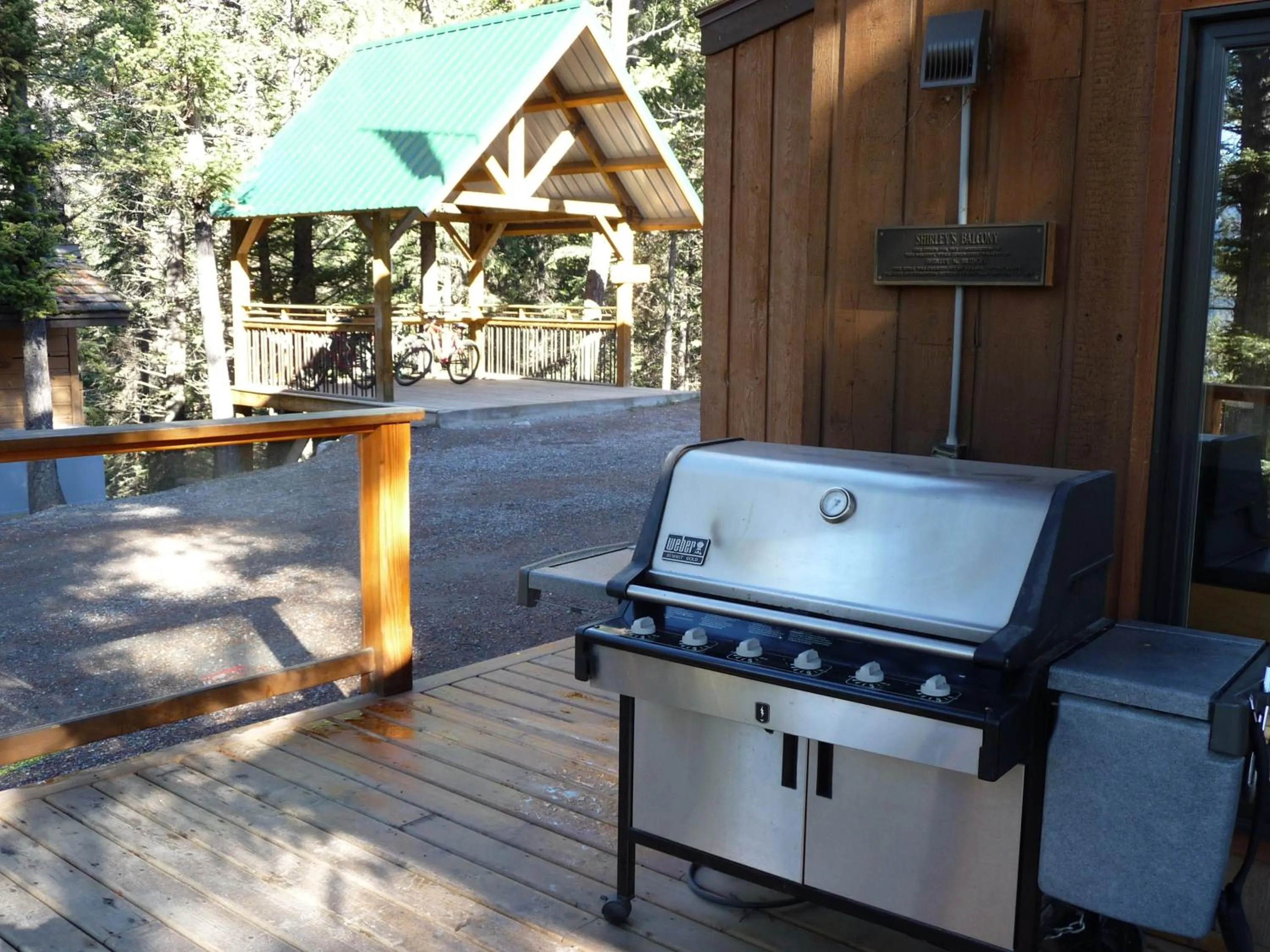 BBQ facilities in Canmore Alpine Hostel - Alpine Club of Canada