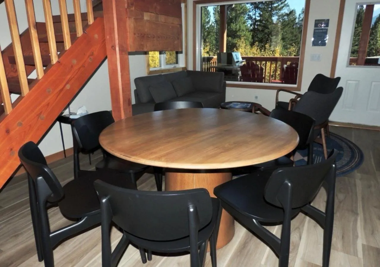 Dining area in Canmore Alpine Hostel - Alpine Club of Canada