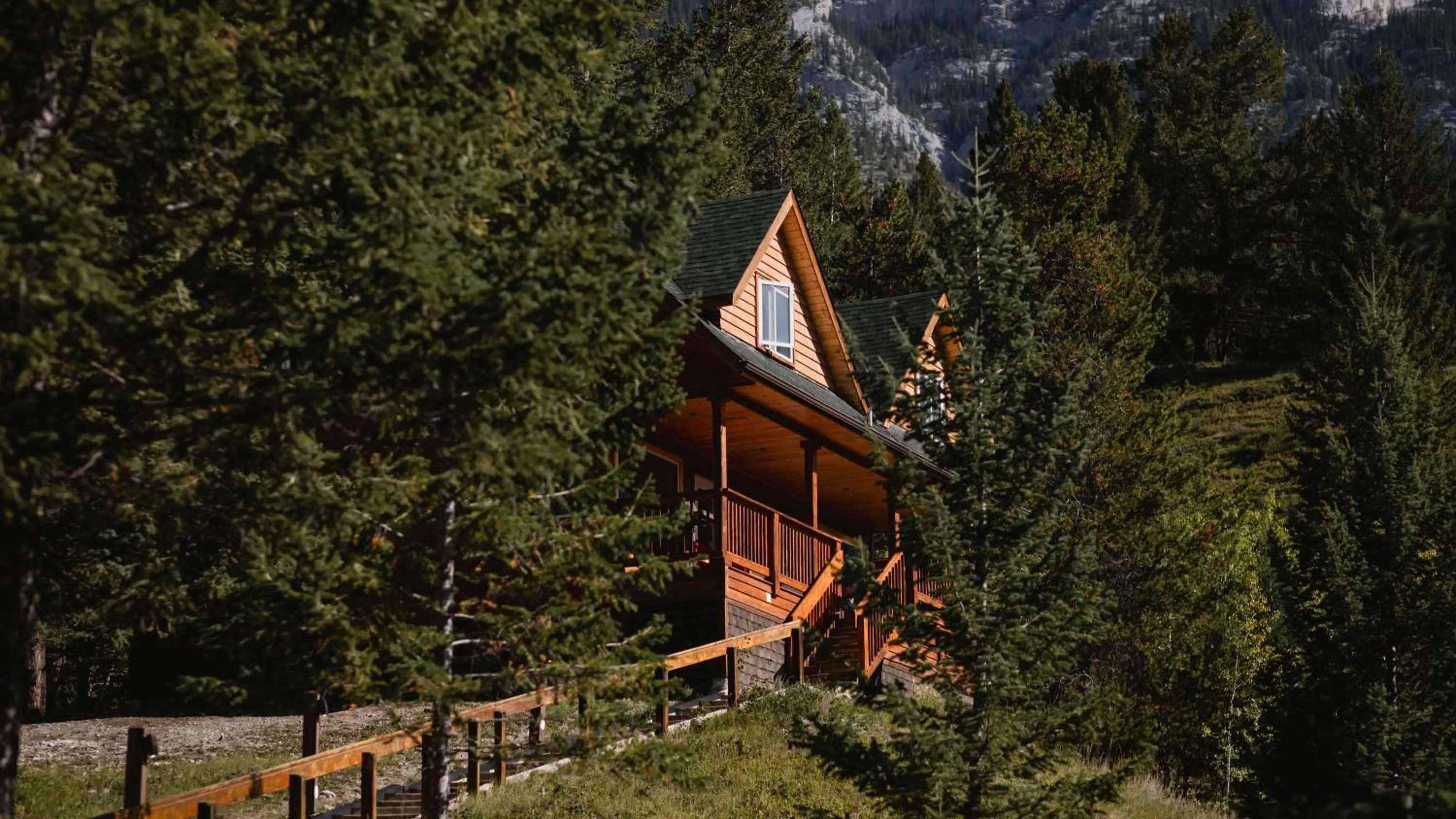 Property building in Canmore Alpine Hostel - Alpine Club of Canada