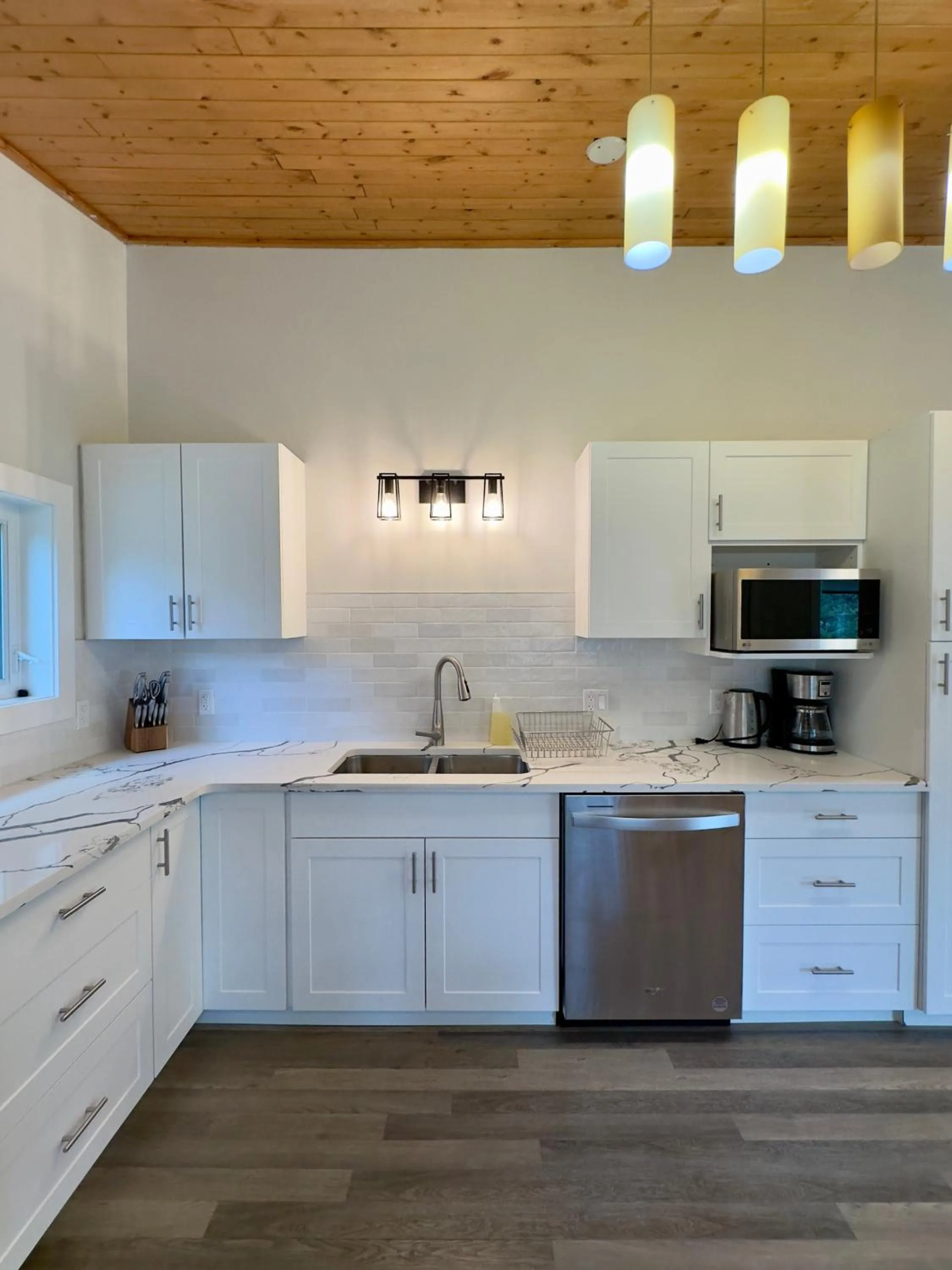 kitchen in Canmore Alpine Hostel - Alpine Club of Canada