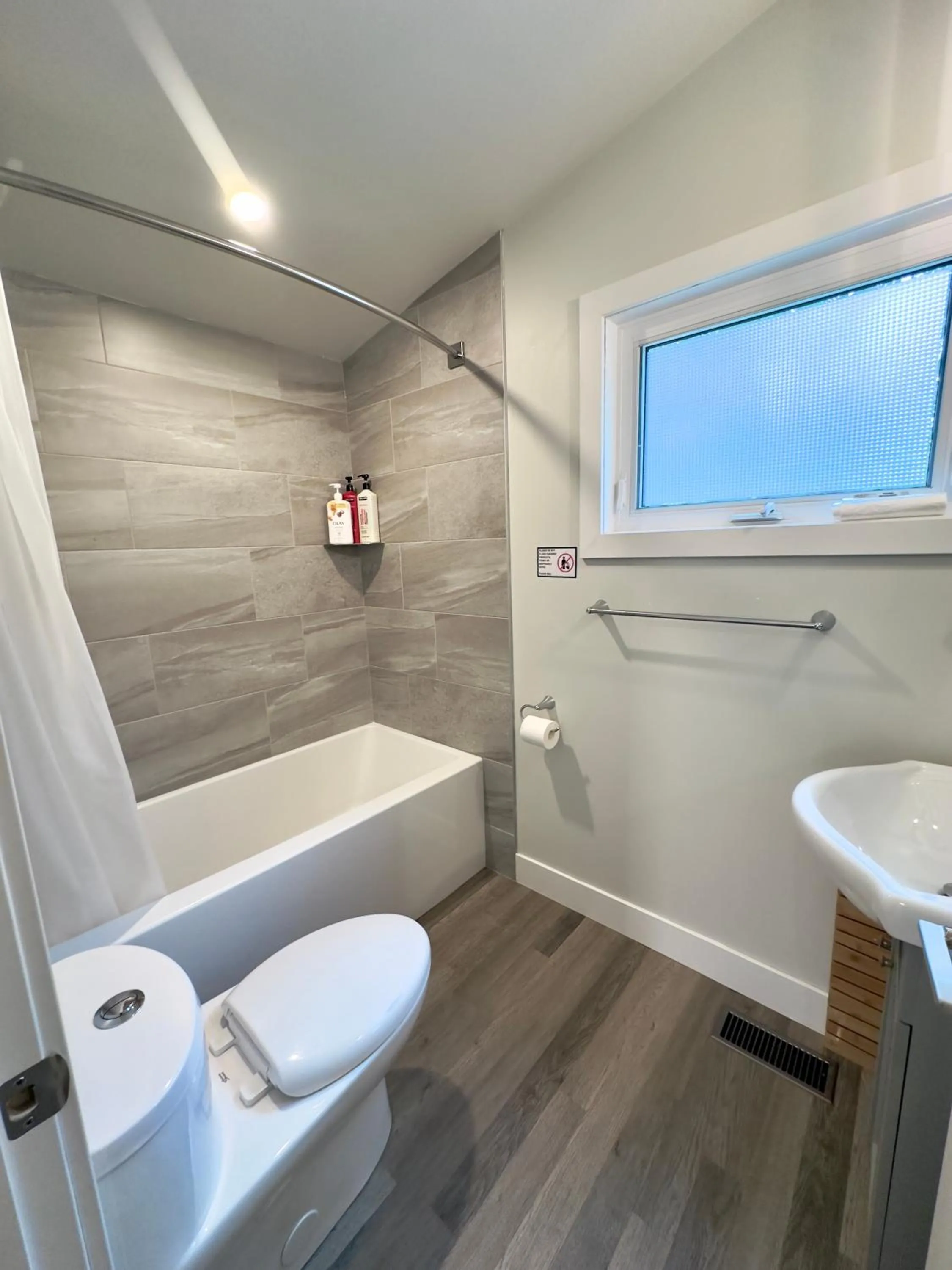 Bathroom in Canmore Alpine Hostel - Alpine Club of Canada