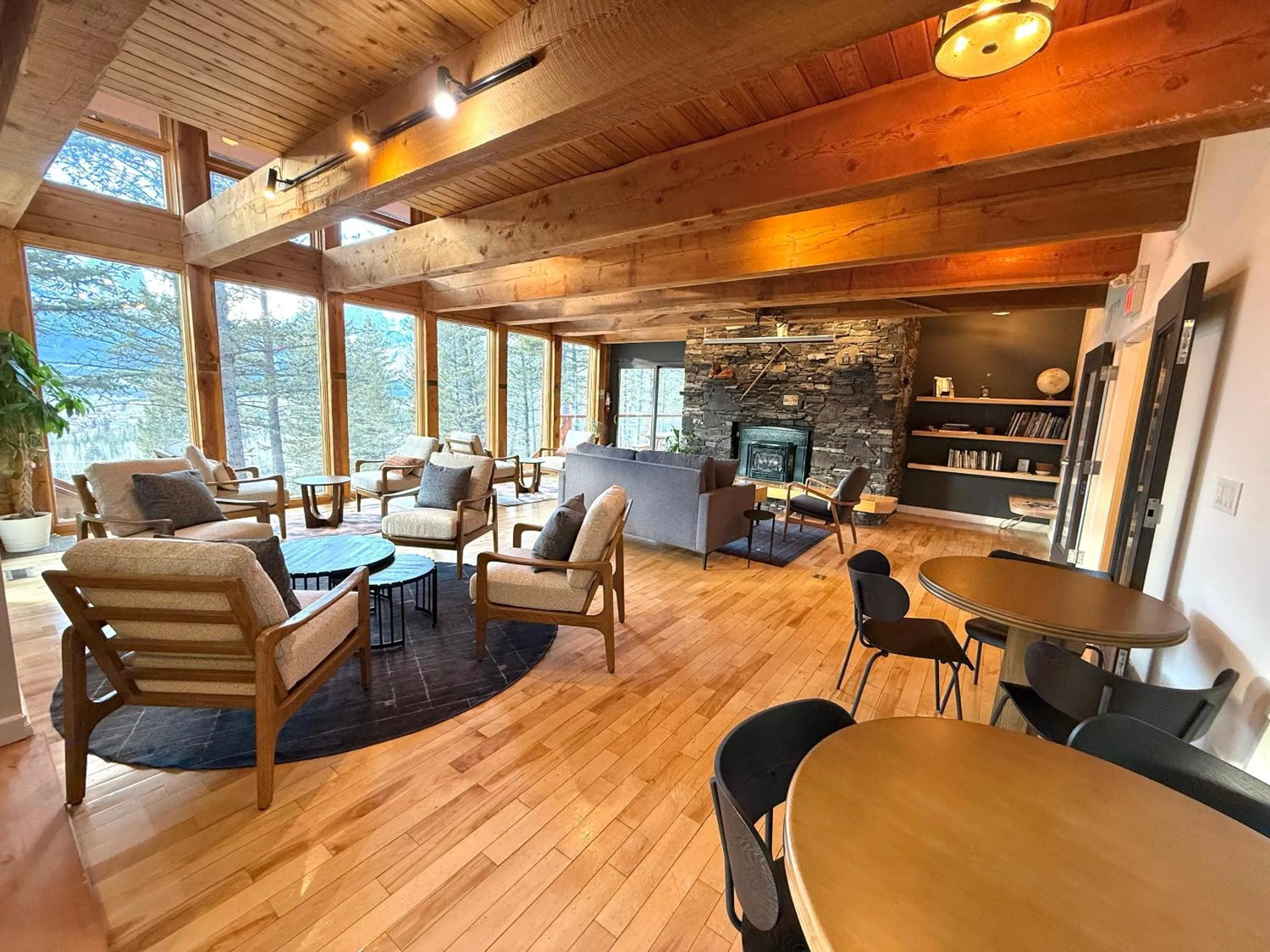 Communal lounge/ TV room in Canmore Alpine Hostel - Alpine Club of Canada