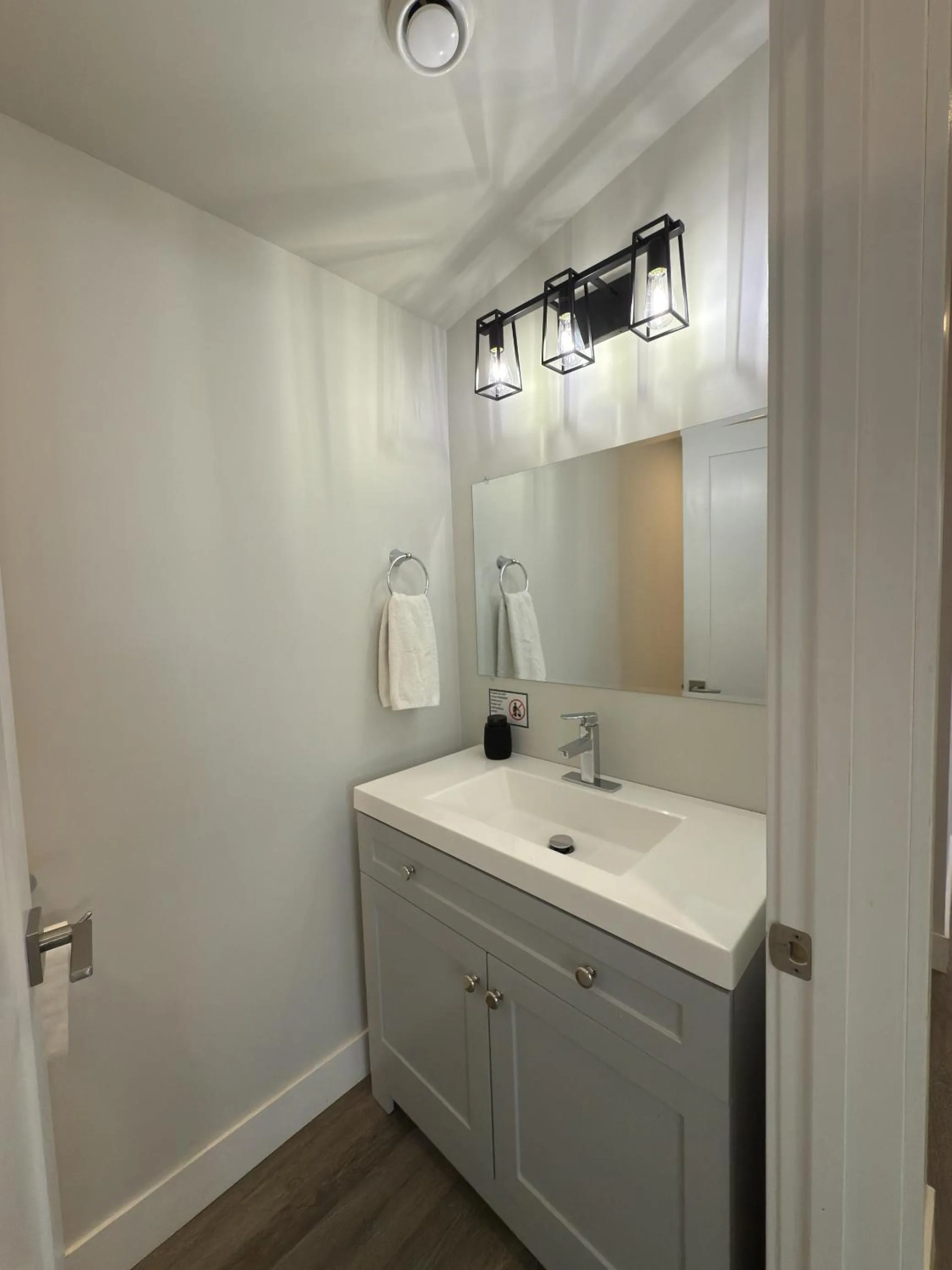Bathroom in Canmore Alpine Hostel - Alpine Club of Canada