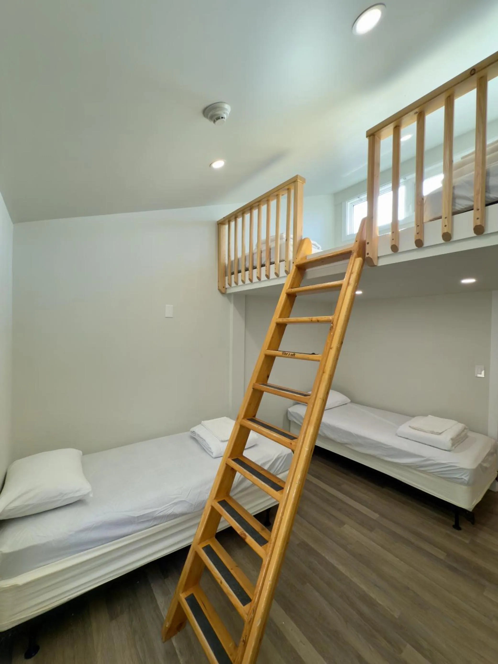 Bedroom, Bed in Canmore Alpine Hostel - Alpine Club of Canada