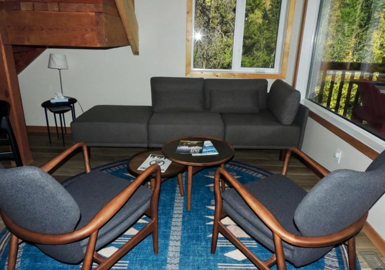 Living room in Canmore Alpine Hostel - Alpine Club of Canada