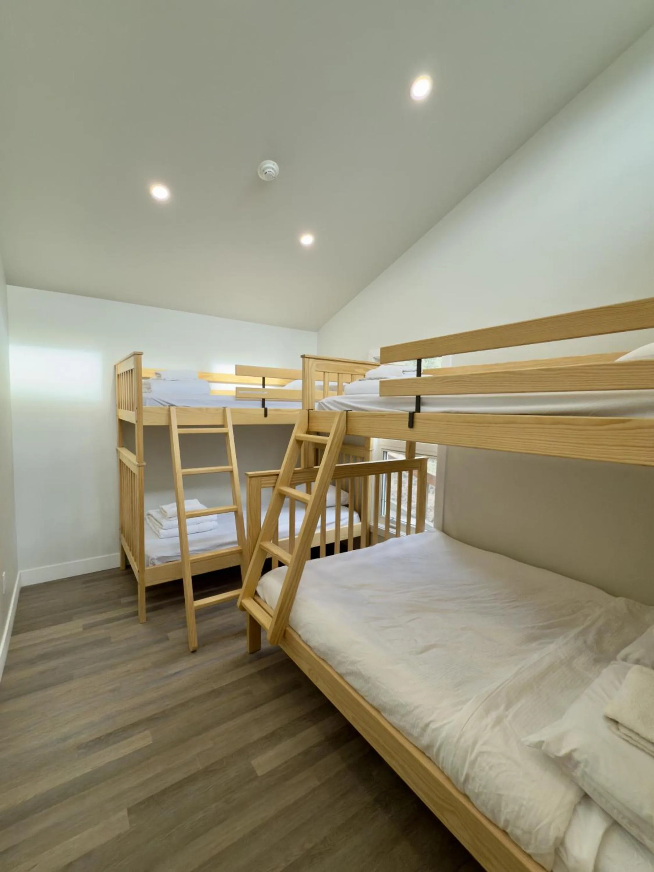 Bedroom, Bed in Canmore Alpine Hostel - Alpine Club of Canada