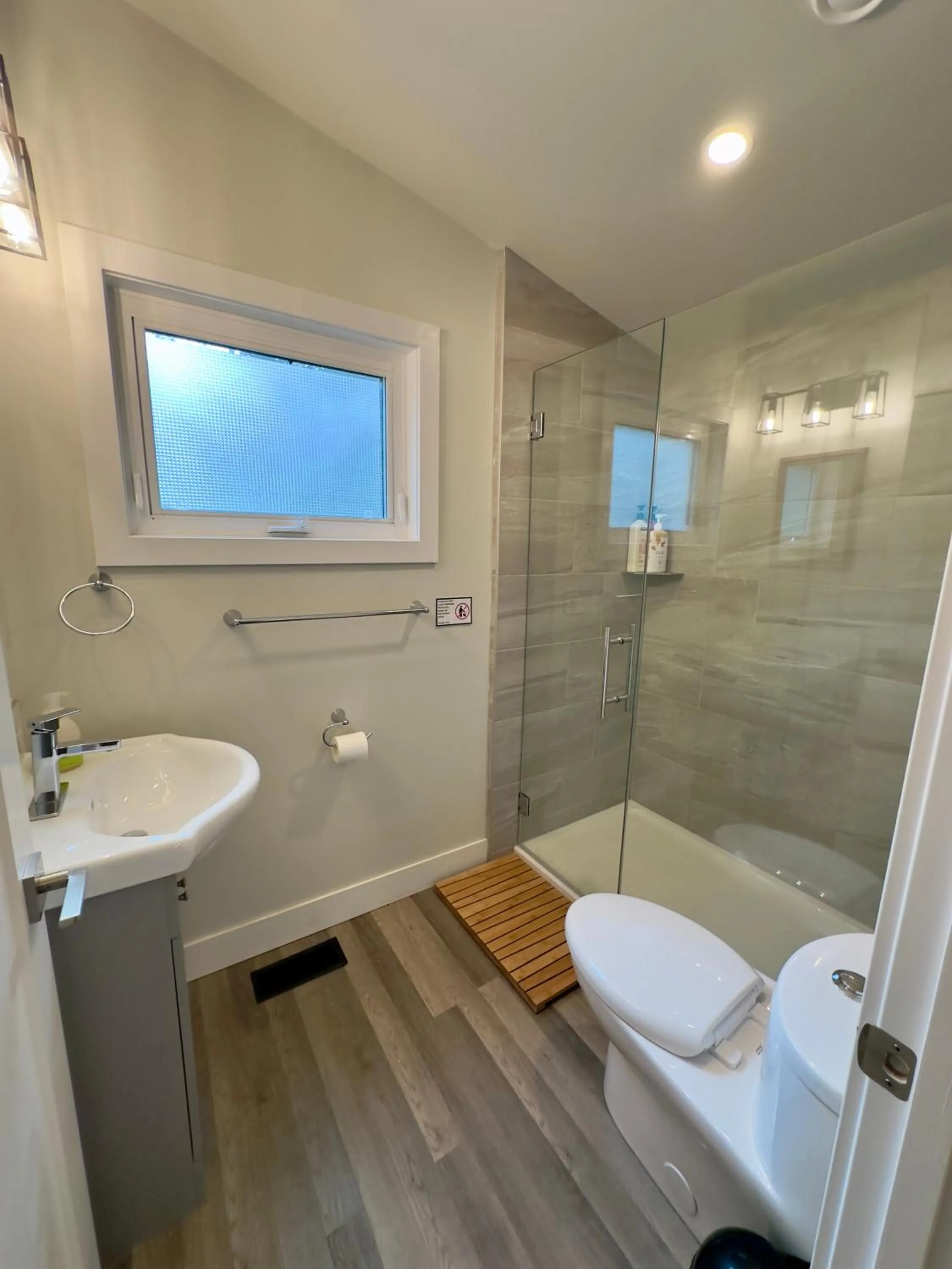 Bathroom in Canmore Alpine Hostel - Alpine Club of Canada