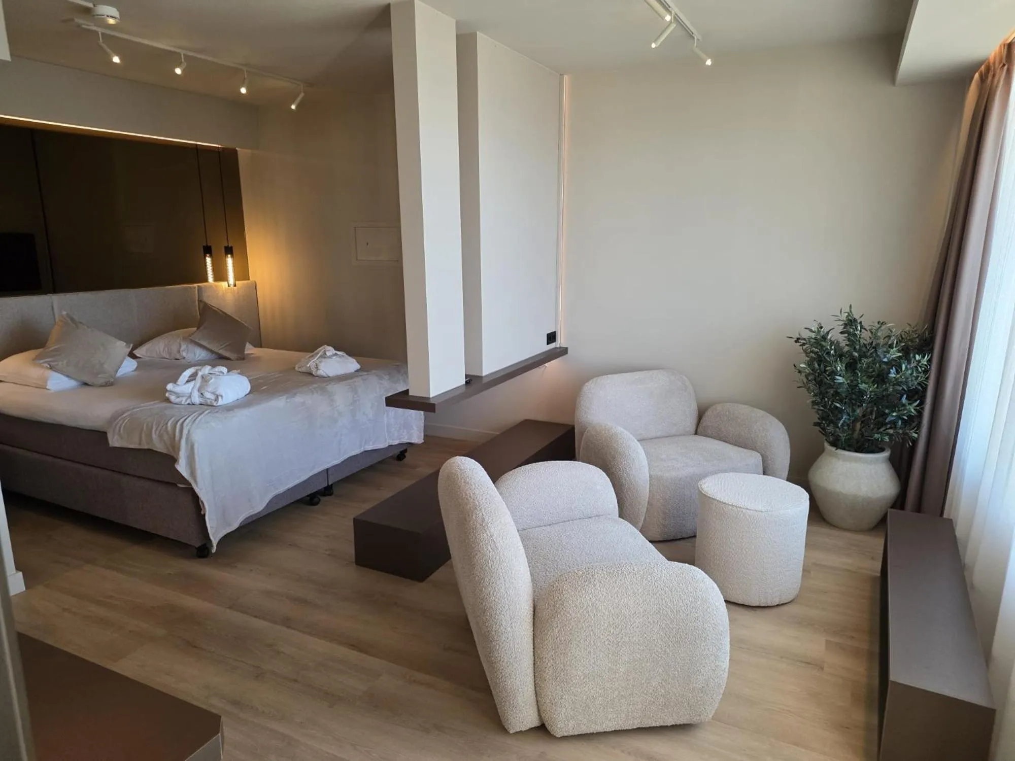 Photo of the whole room, Bed in Palace Hotel Zandvoort