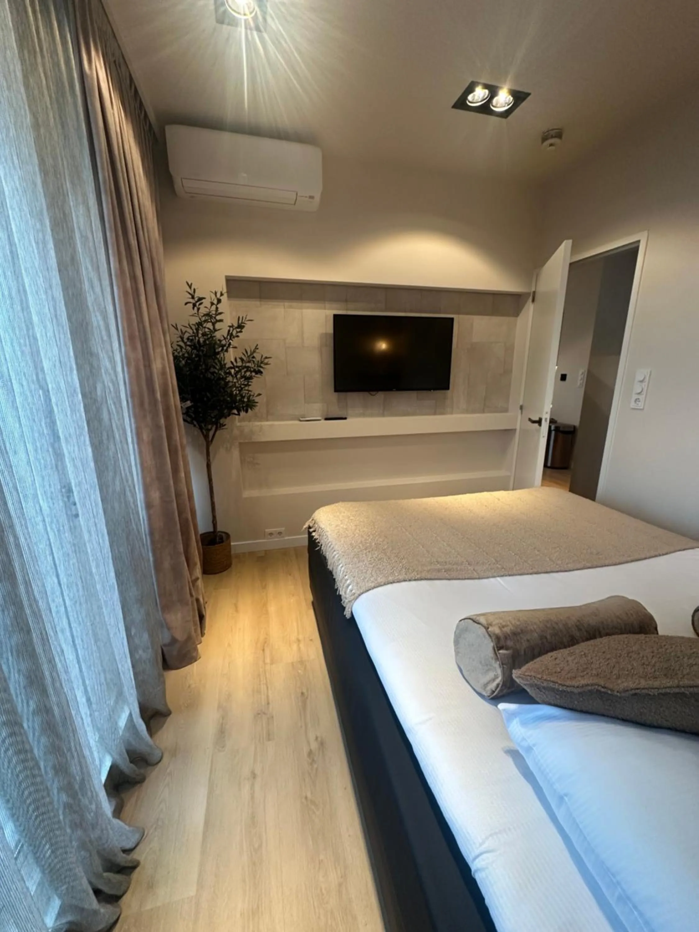 TV and multimedia, Bed in Palace Hotel Zandvoort