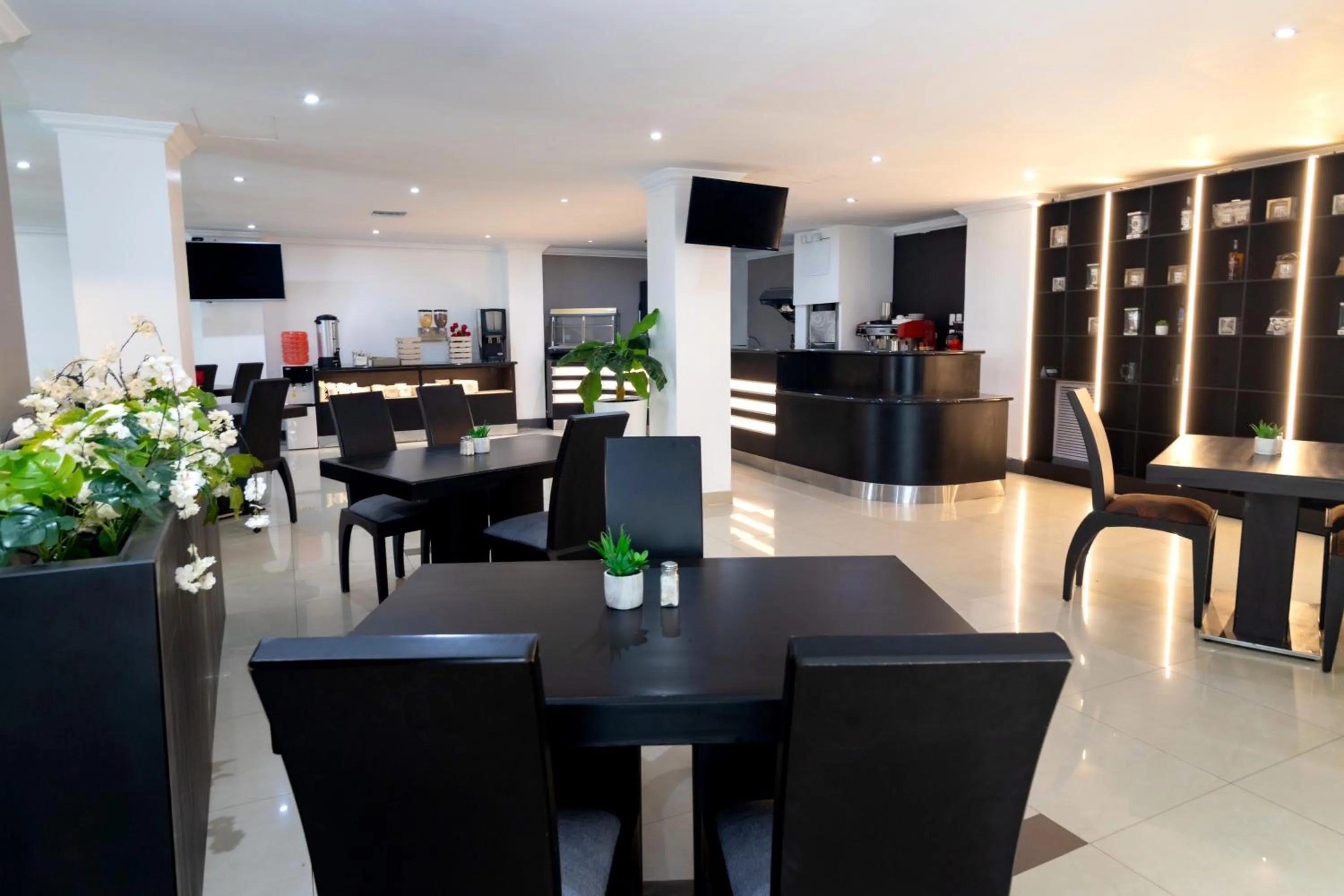 Restaurant/places to eat in Hotel Plaza Monte Carlo