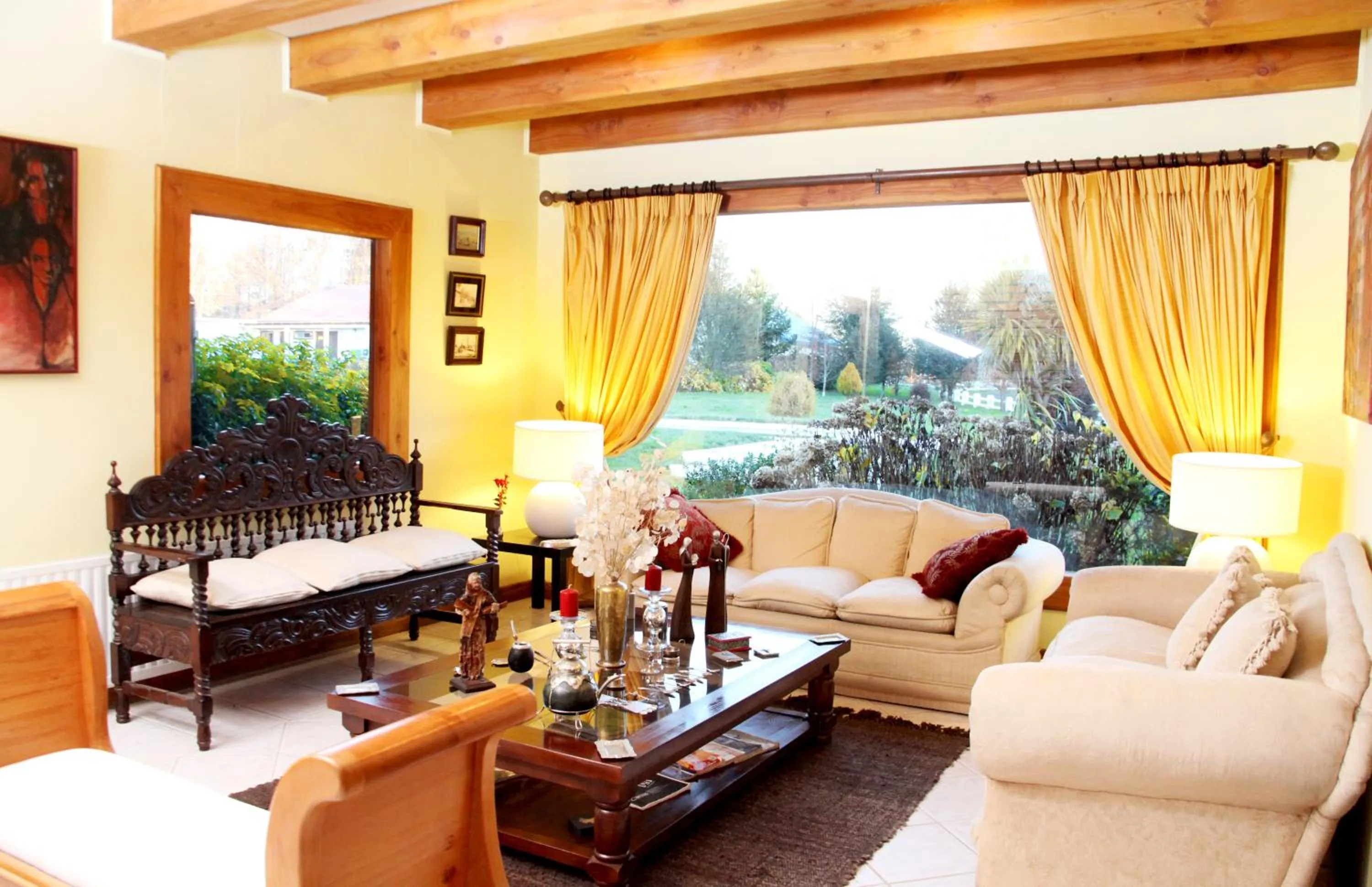 Communal lounge/ TV room in Merken Bed & Breakfast