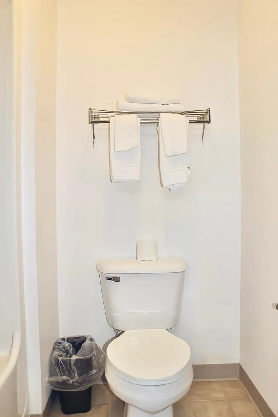 Bathroom in AmeriVu Inn And Suites