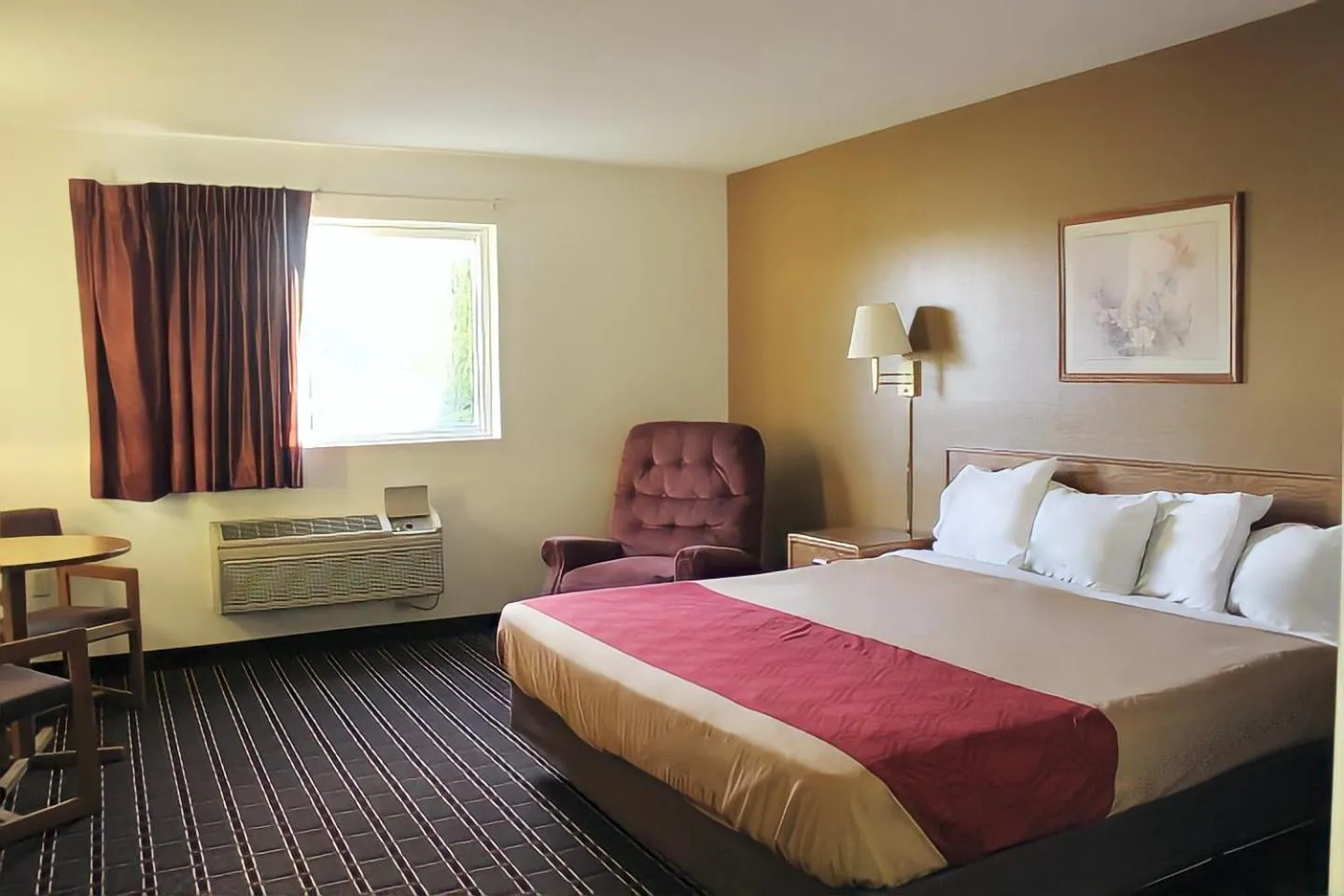 Bed in AmeriVu Inn And Suites