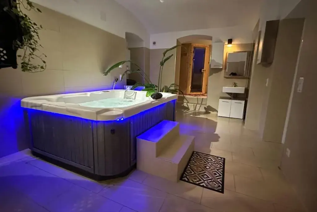 African Paradise with Jacuzzi & Sauna African Paradise with Jacuzzi & Sauna