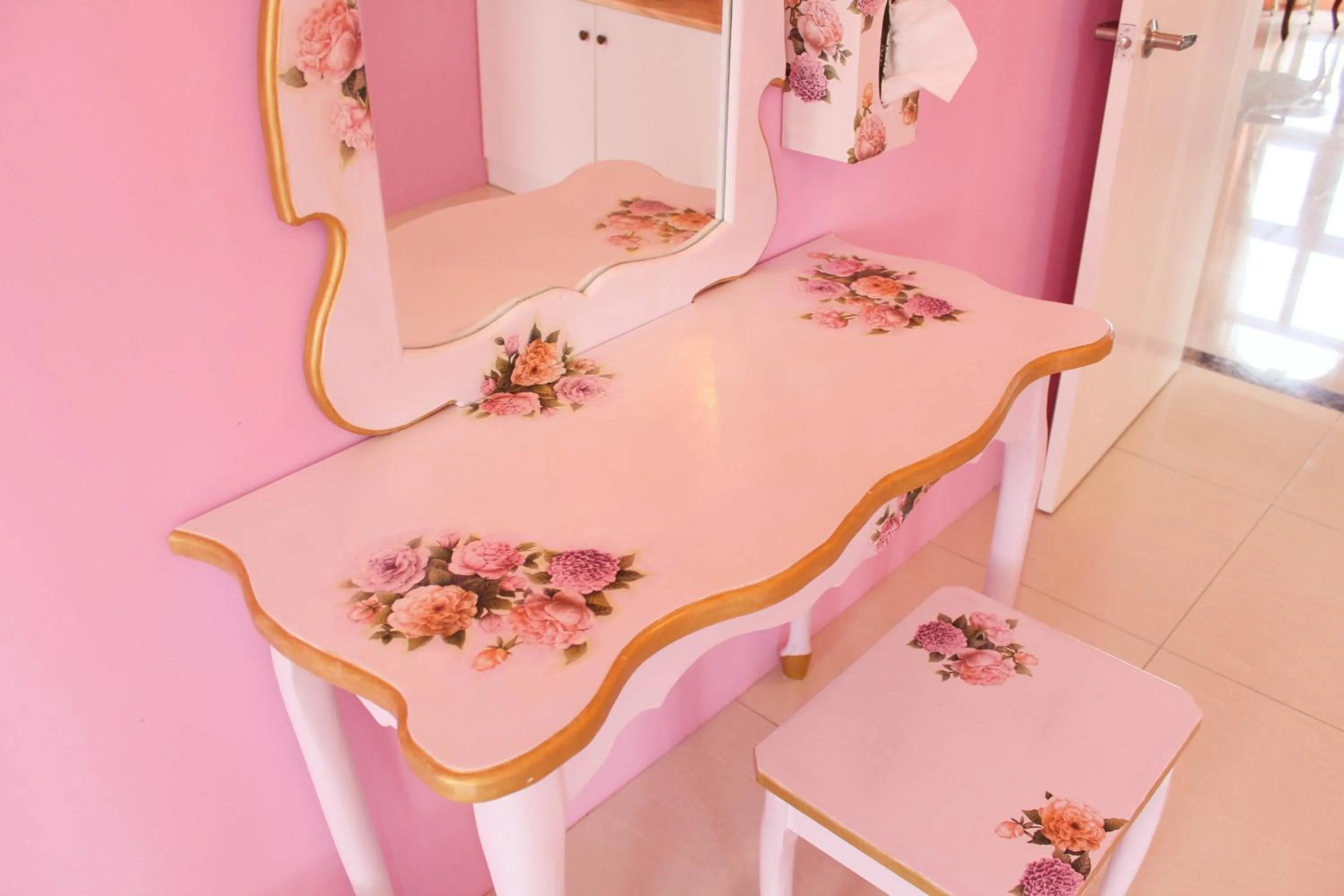 Decoupage Manor