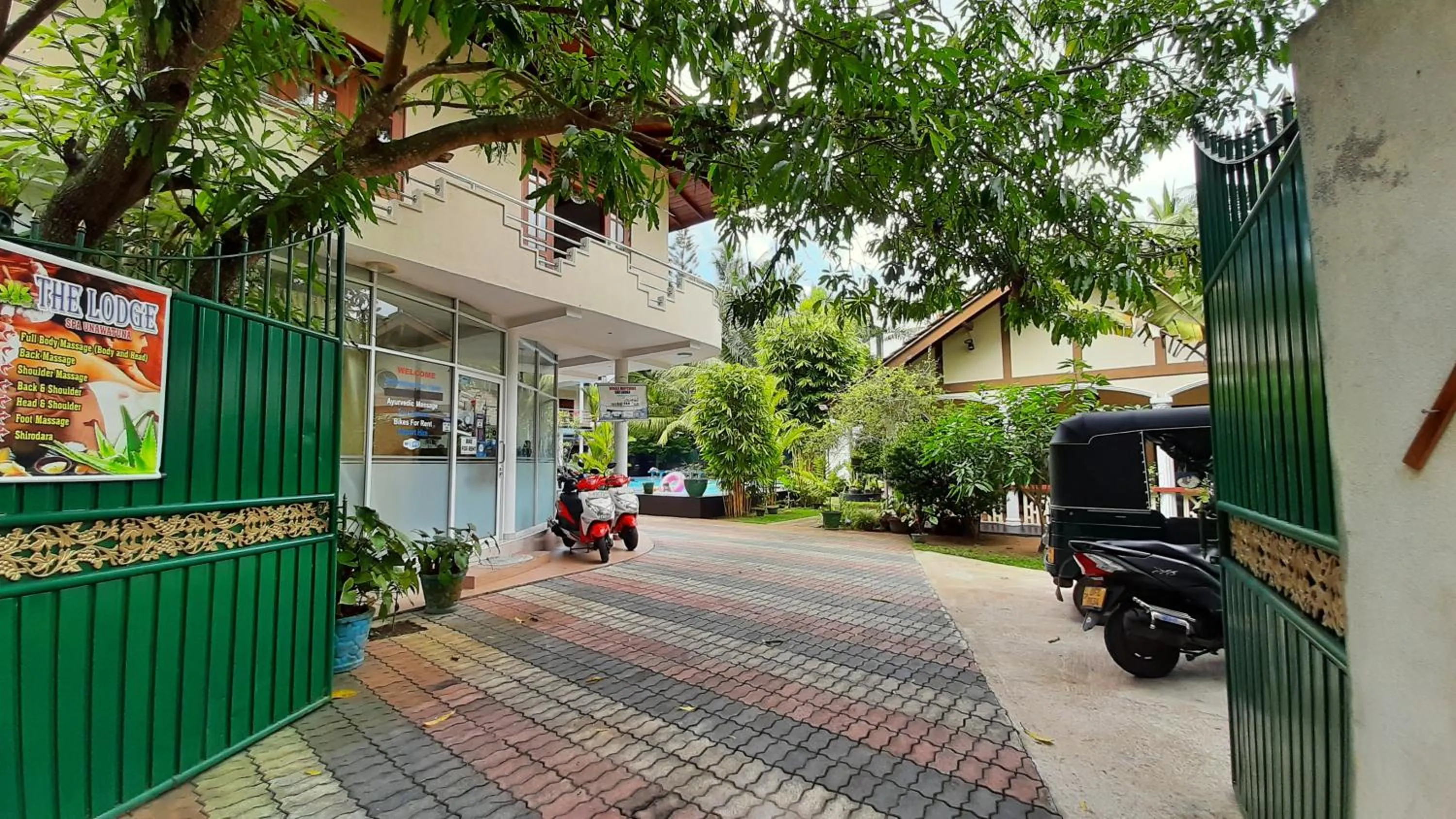 Facade/entrance in The Lodge Unawatuna