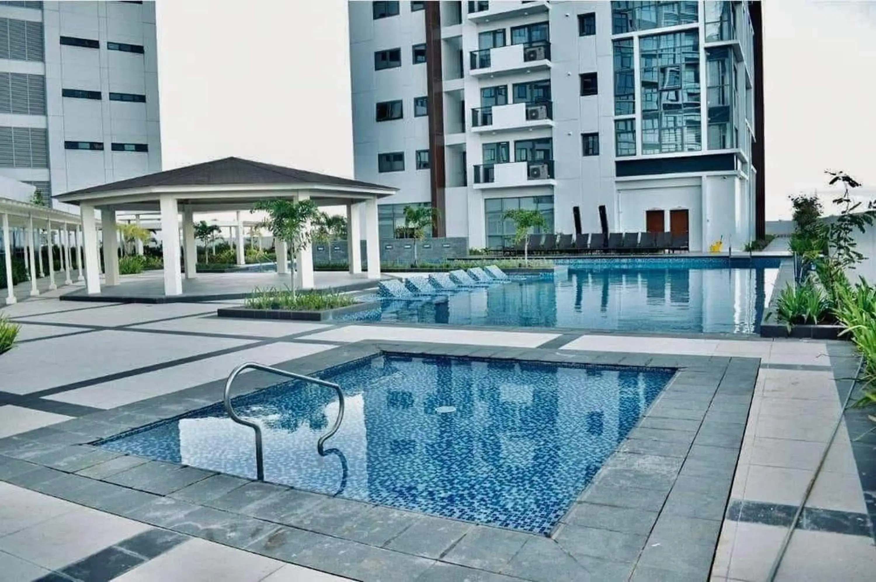 Pool view in One Manchester Place by Hiverooms Pool view in One Manchester Place by Hiverooms