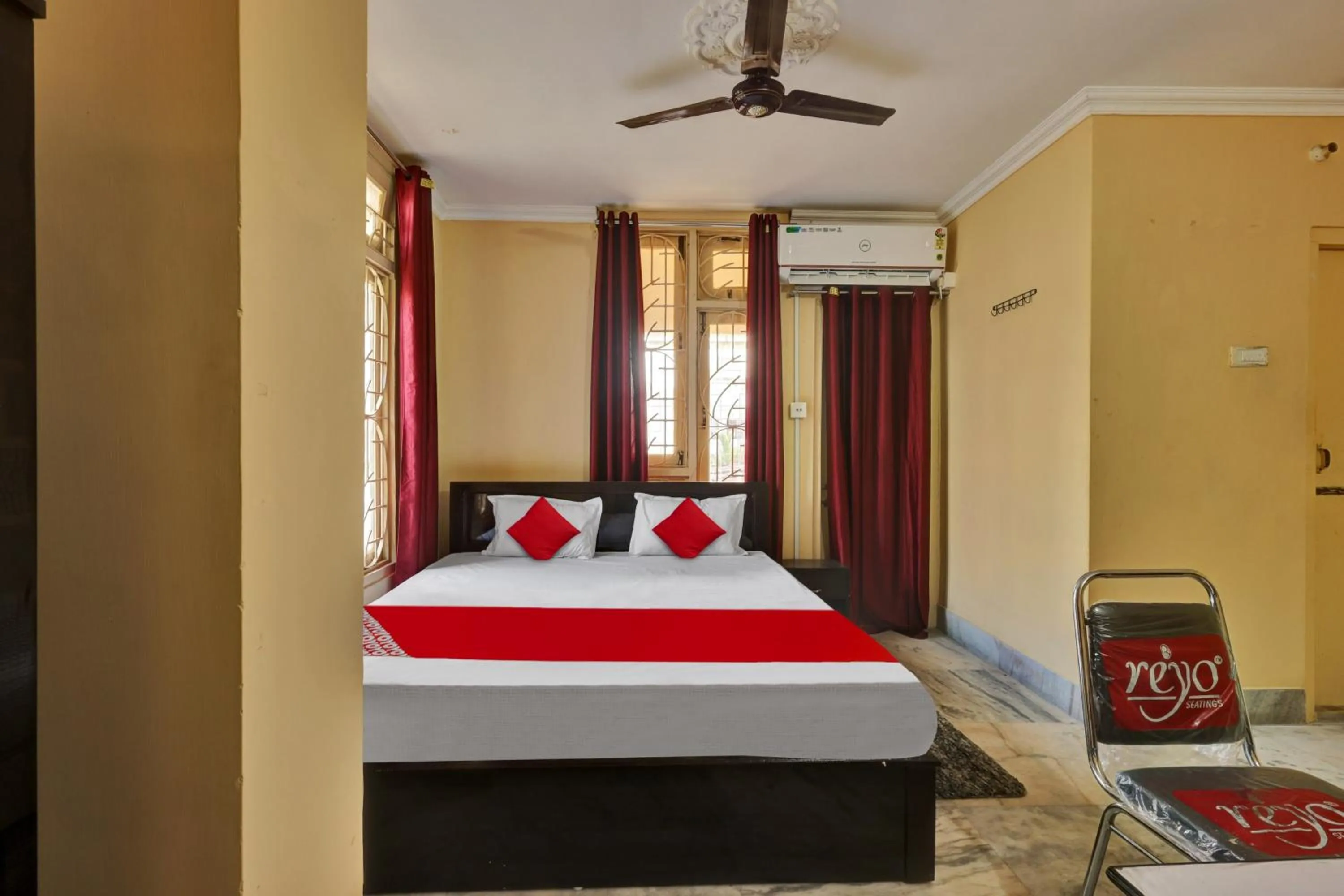 Bedroom, Bed in Hotel O Metro Guest House