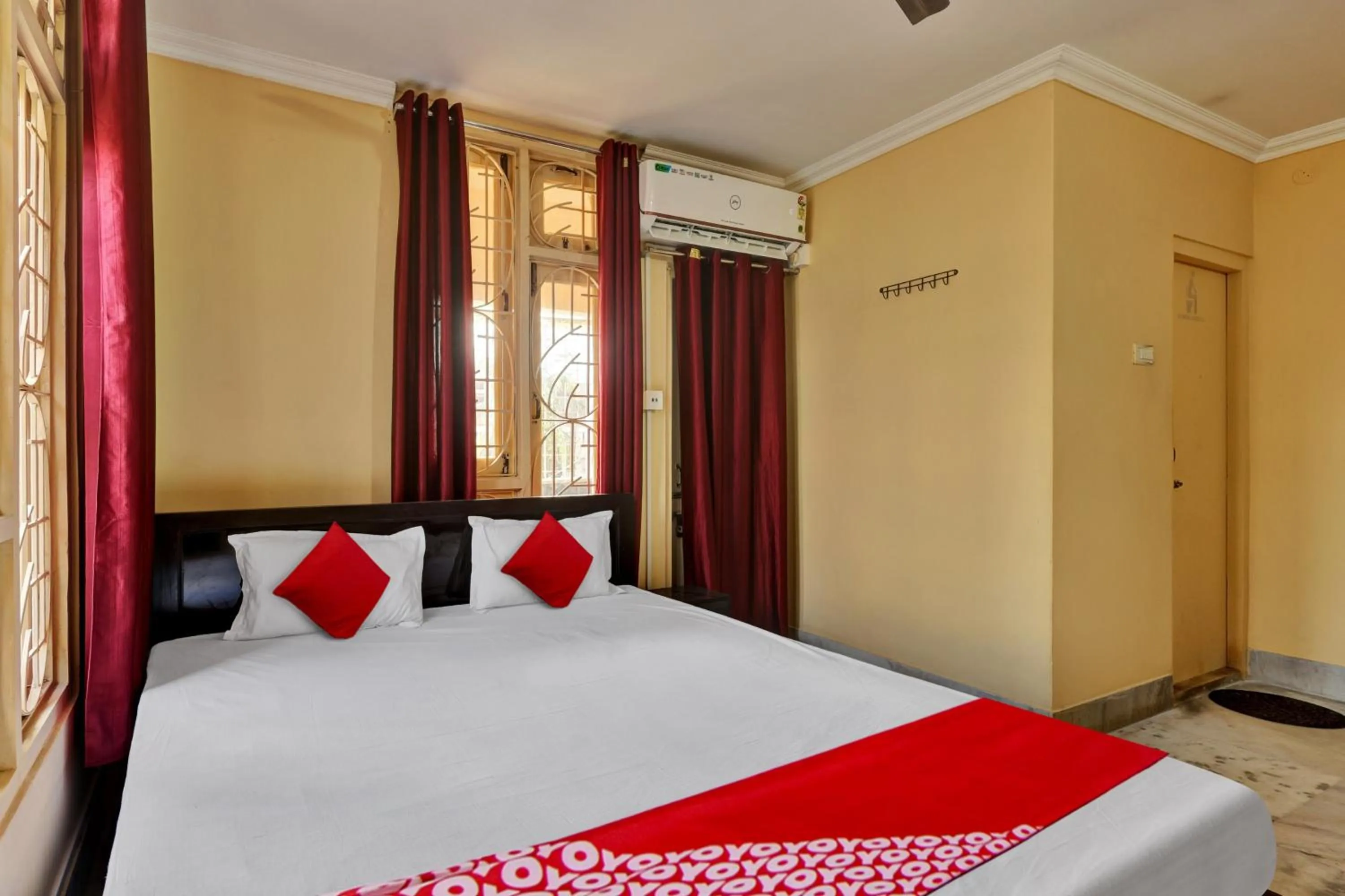 Bedroom, Bed in Hotel O Metro Guest House