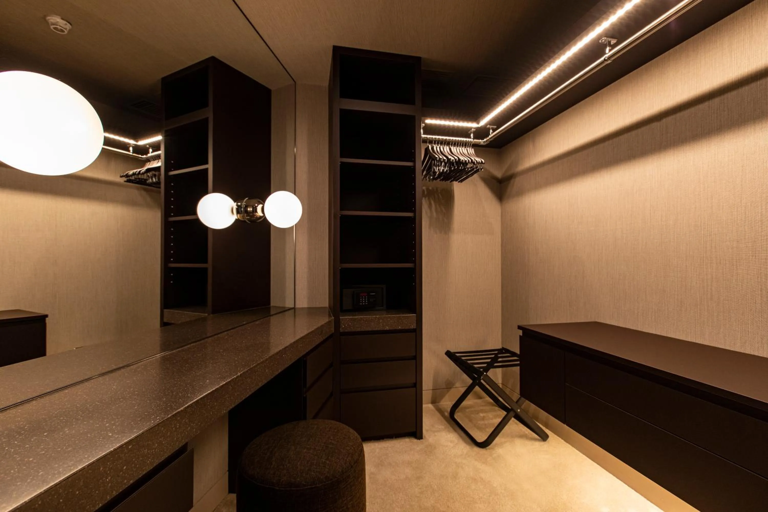 wardrobe in Tsubasa Chalet at Hanaridge