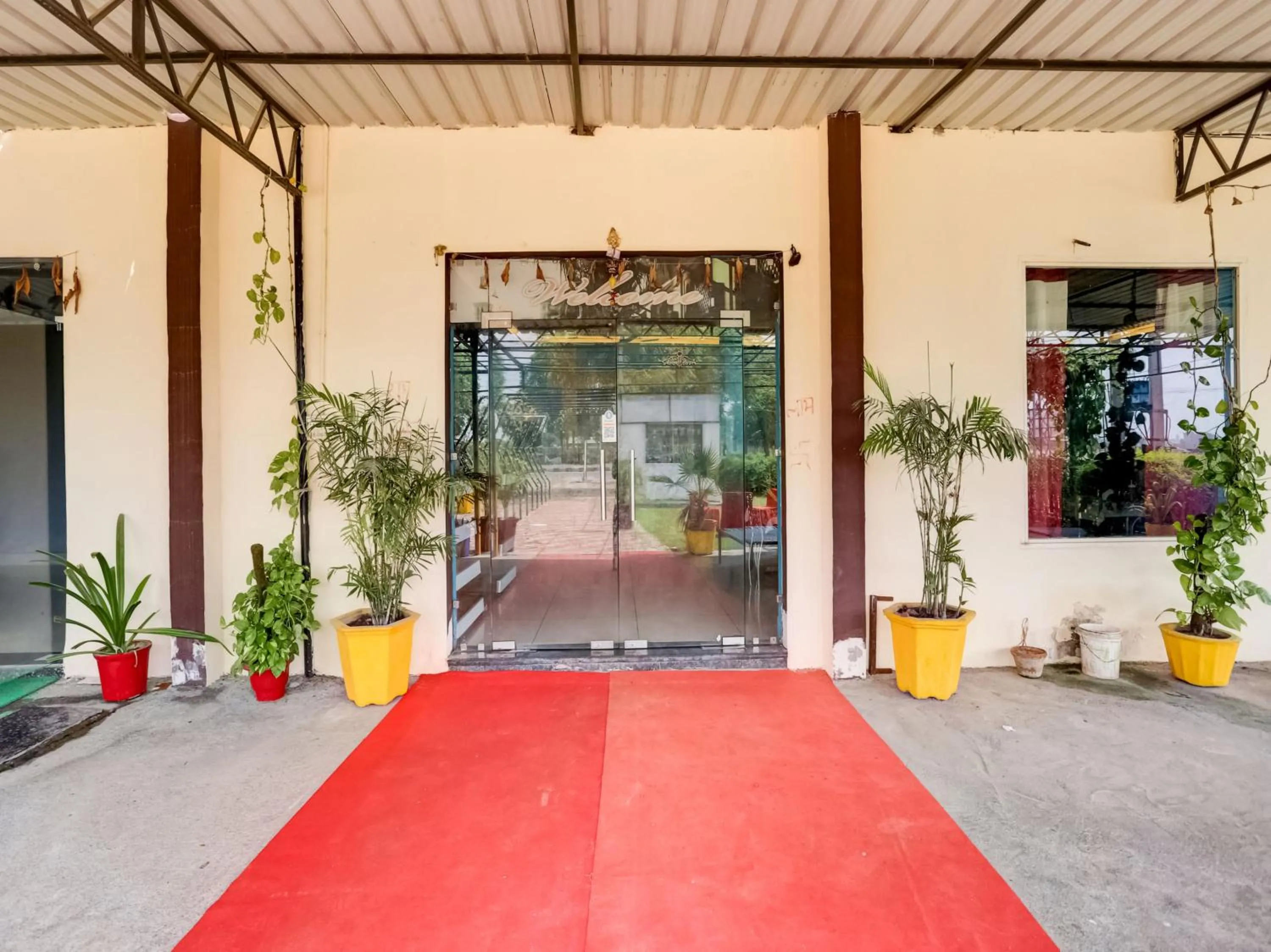 Facade/entrance in Collection O Mukur Hotel And Restaurant
