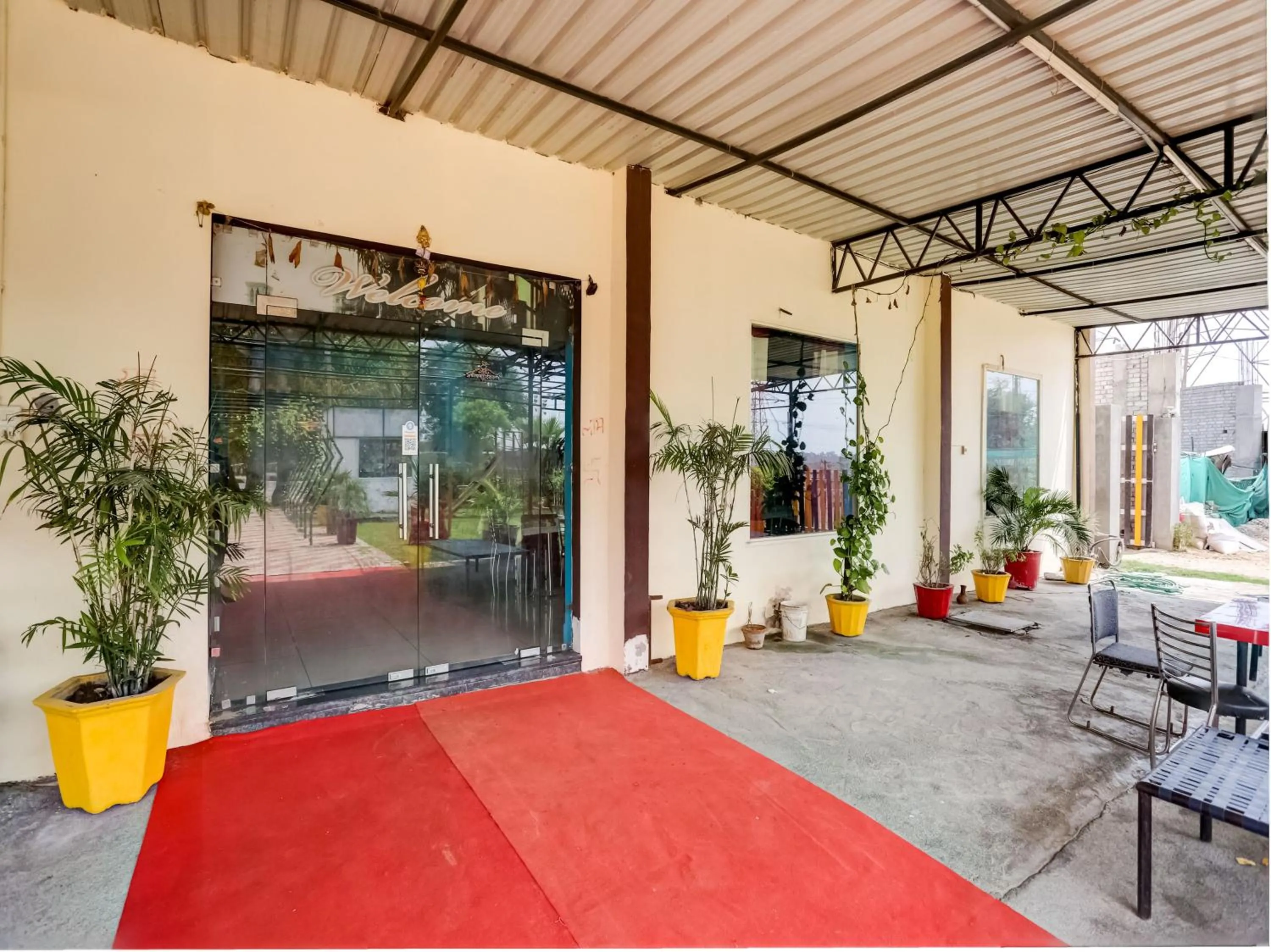 Facade/entrance in Collection O Mukur Hotel And Restaurant