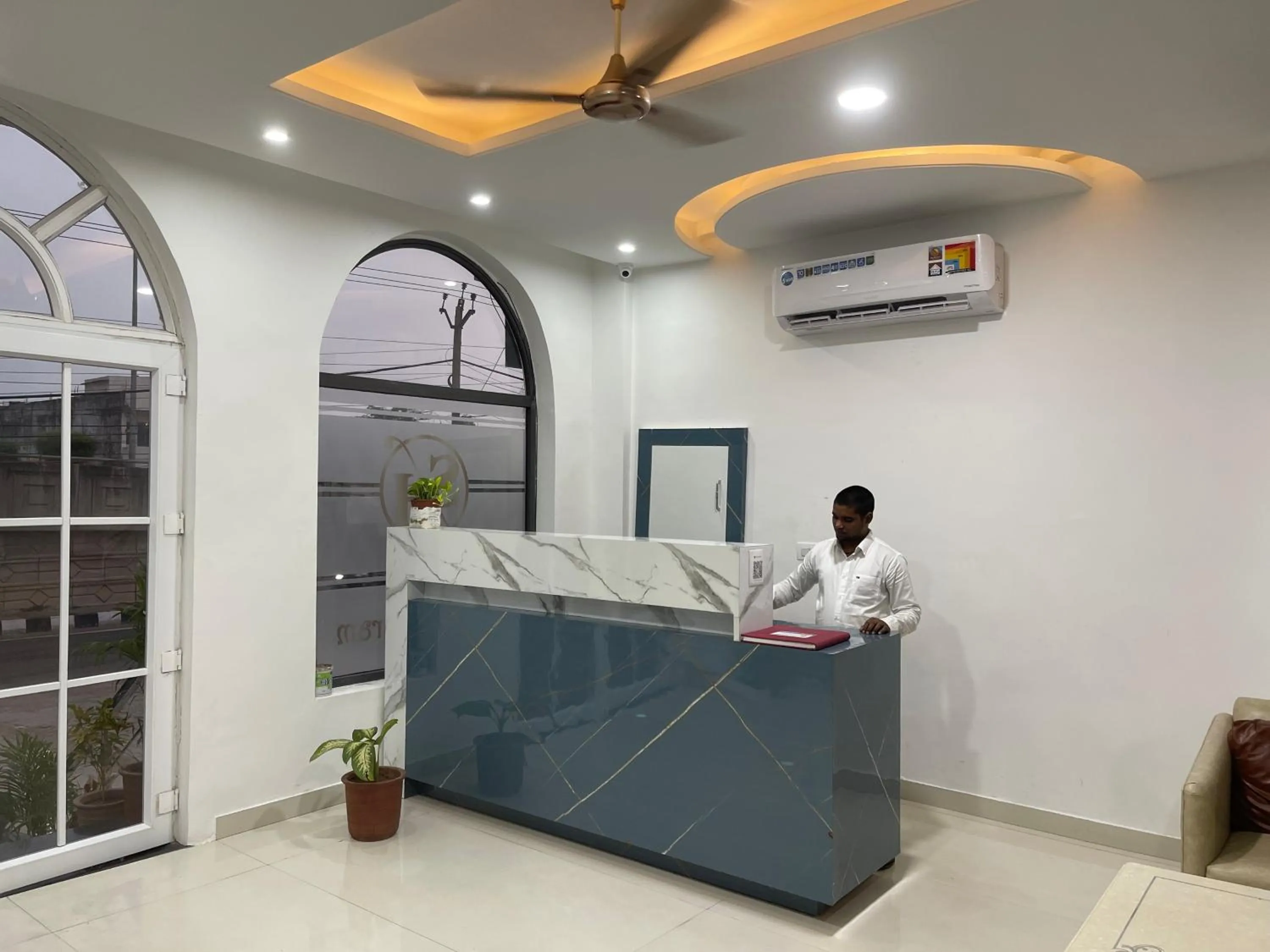 Restaurant/places to eat in Hotel Sundram