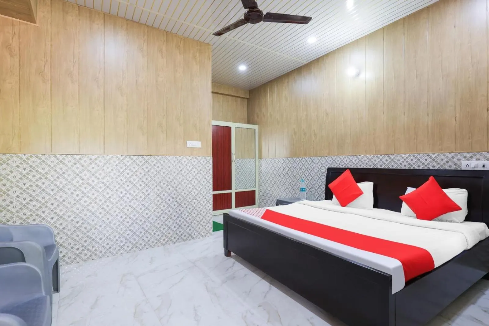 Bed in Hotel Chitrarth & Party Lawn