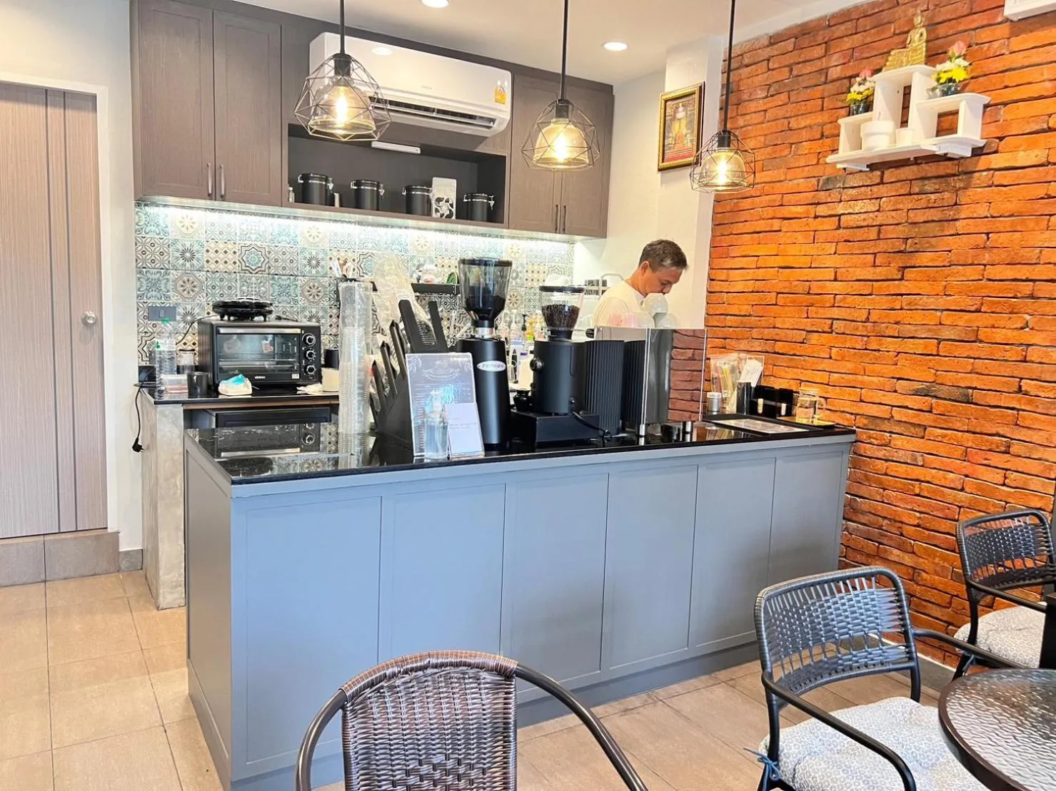 On-site shops in Aree House Poshtel