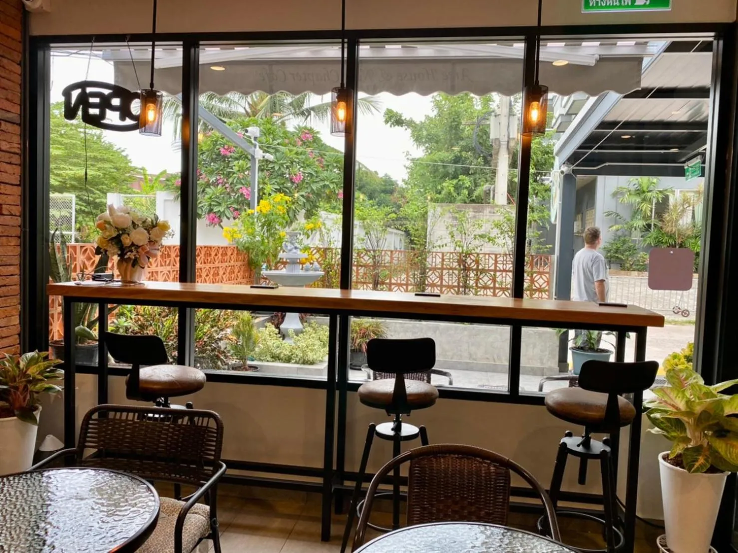 On-site shops in Aree House Poshtel