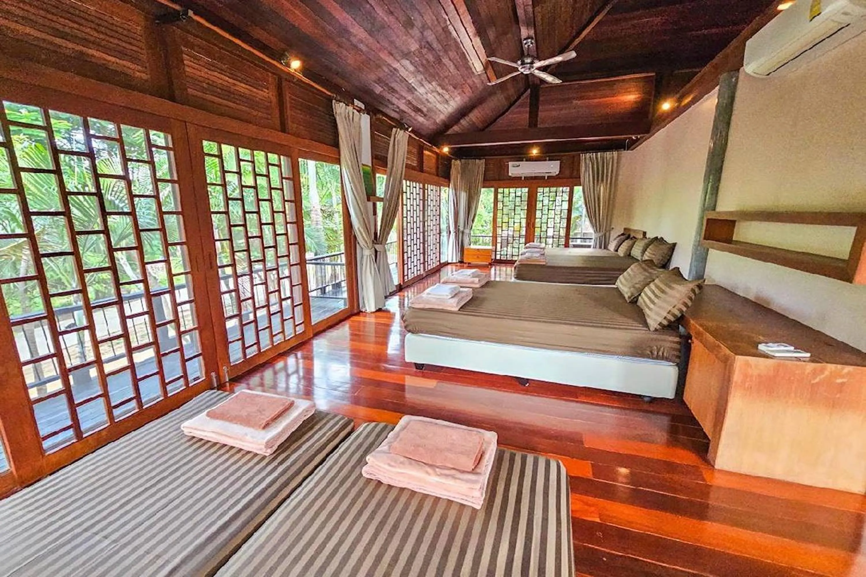 Photo of the whole room, Bed in SS pool villa hills