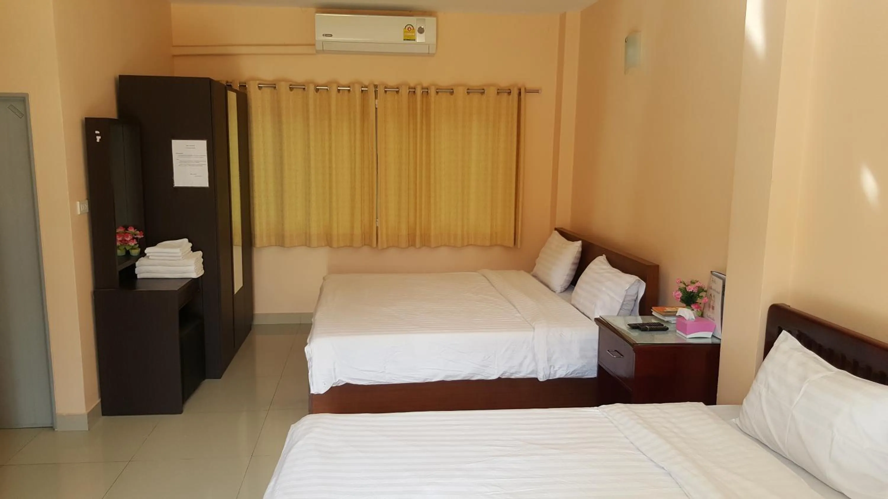 Bedroom, Bed in Jirasin Hotel & Apartment