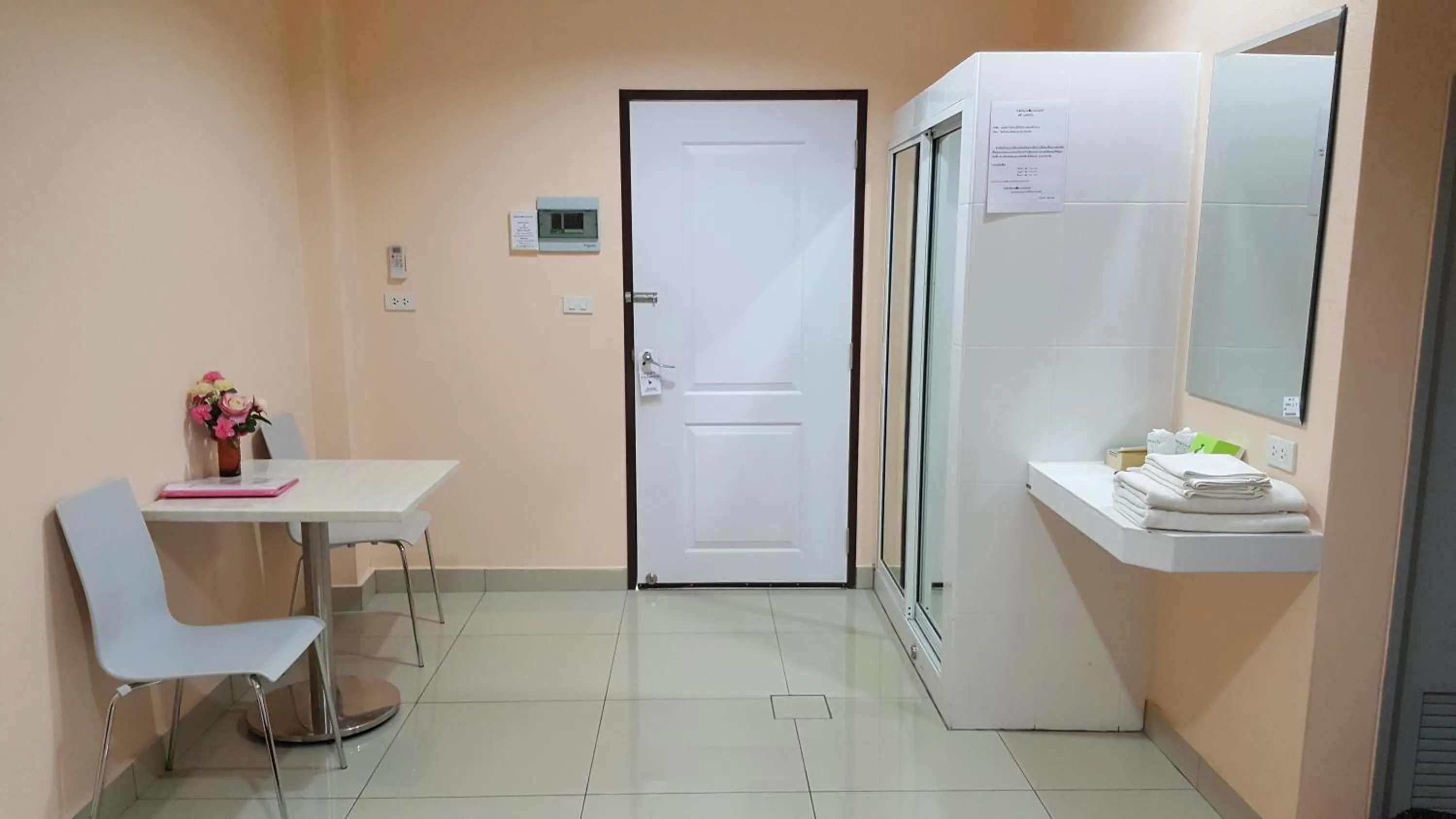 Bedroom in Jirasin Hotel & Apartment