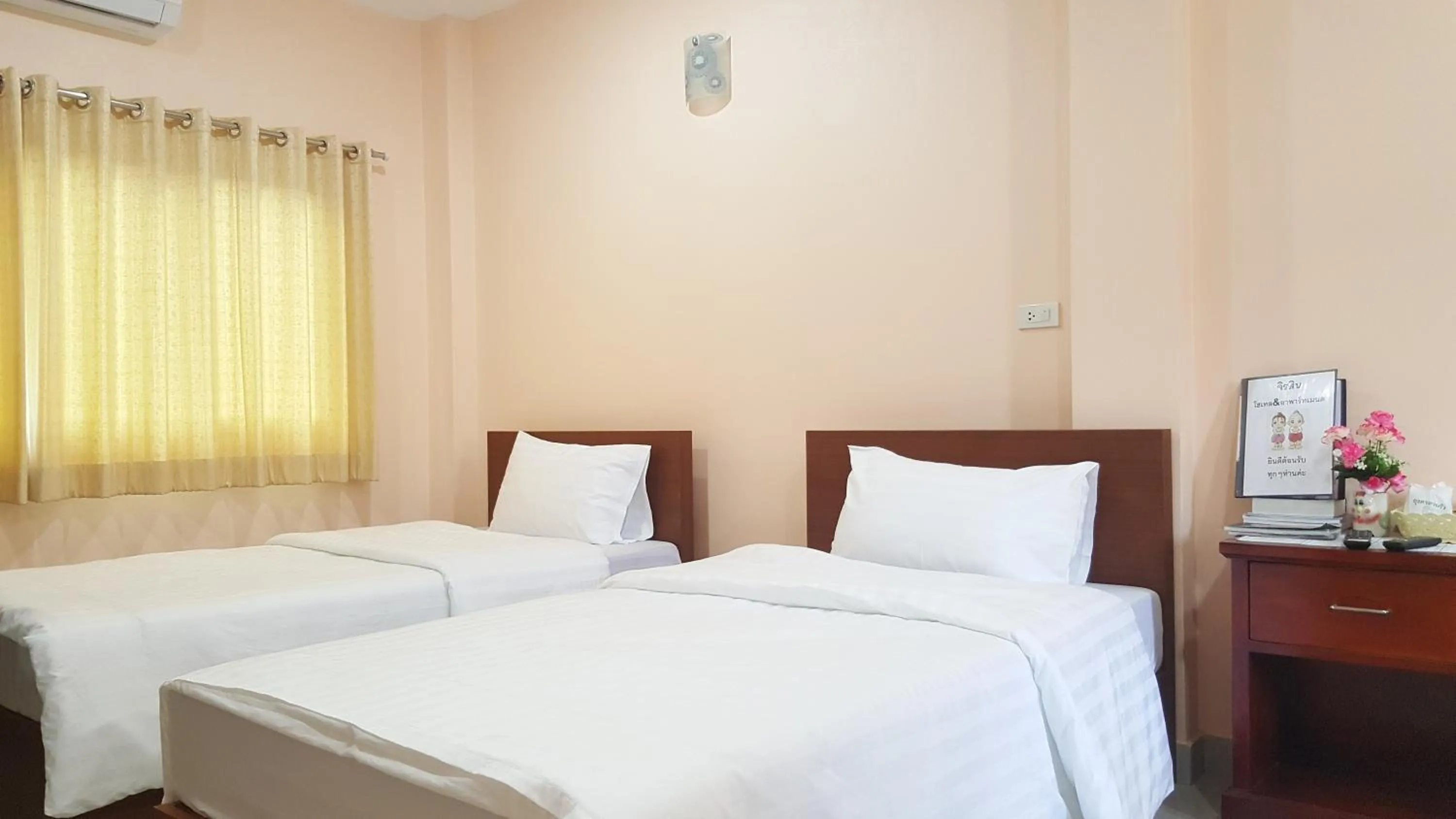 Bedroom, Bed in Jirasin Hotel & Apartment