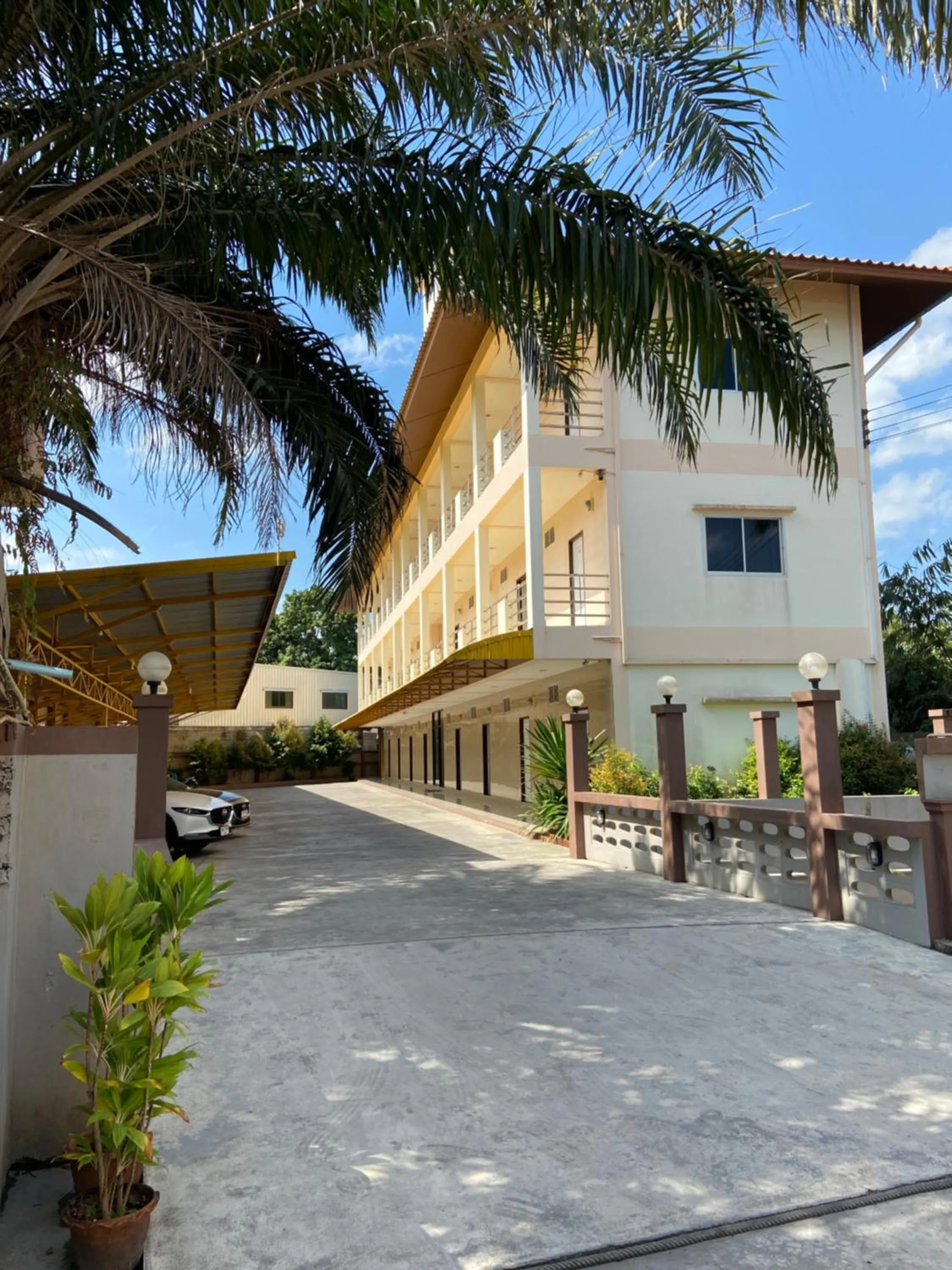 Property building in Jirasin Hotel & Apartment