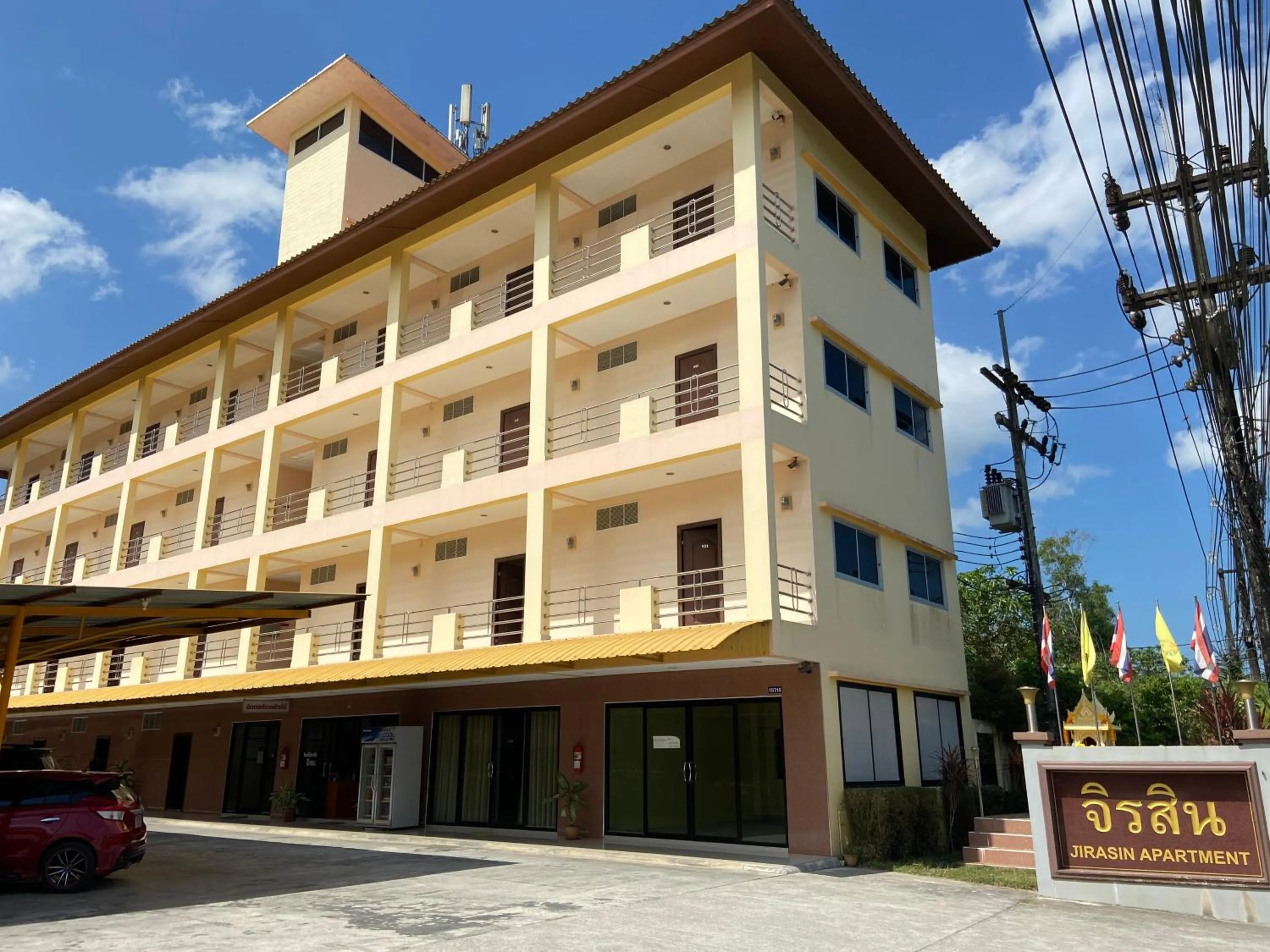 Property building in Jirasin Hotel & Apartment