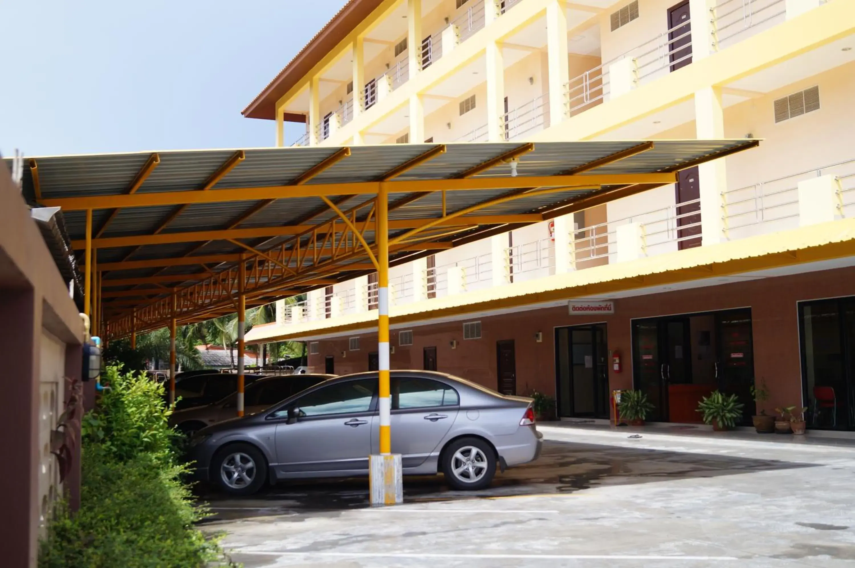 Facade/entrance in Jirasin Hotel & Apartment Facade/entrance in Jirasin Hotel & Apartment