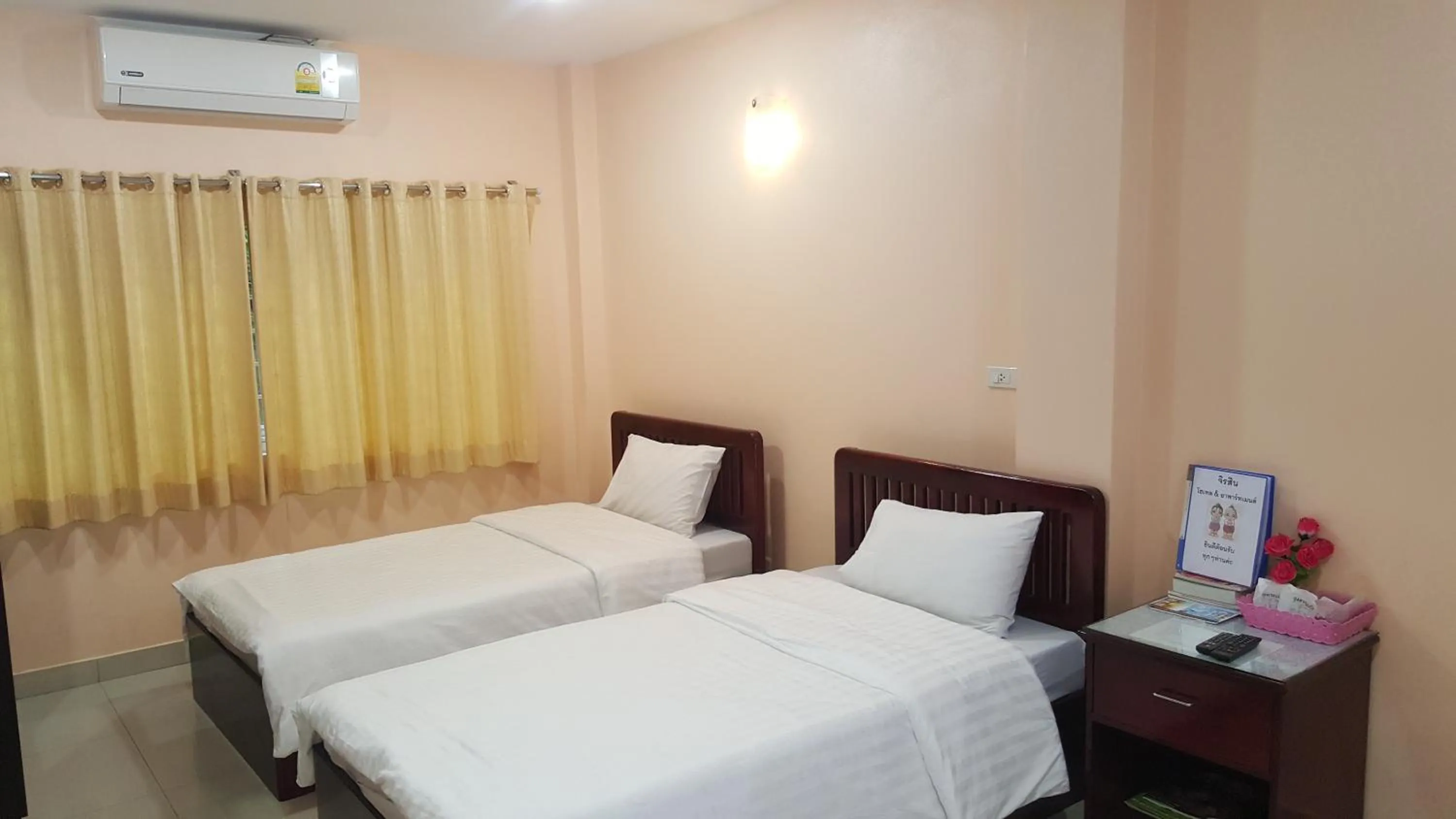 Bedroom, Bed in Jirasin Hotel & Apartment