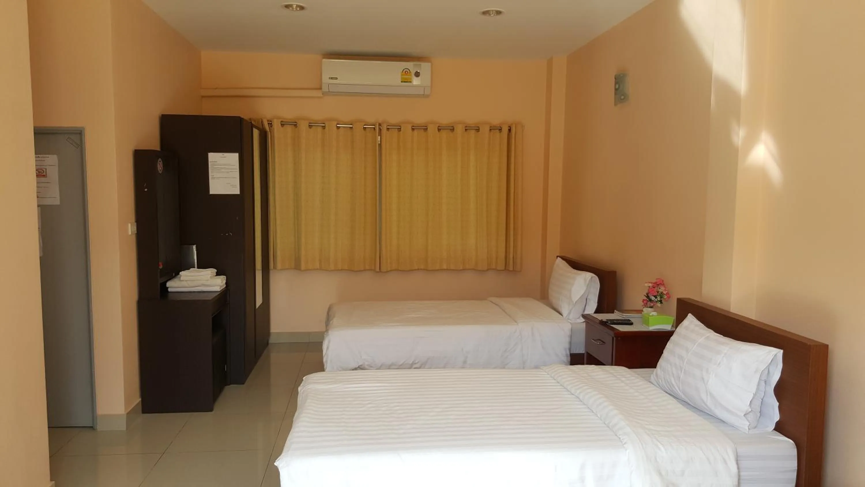 Bedroom, Bed in Jirasin Hotel & Apartment