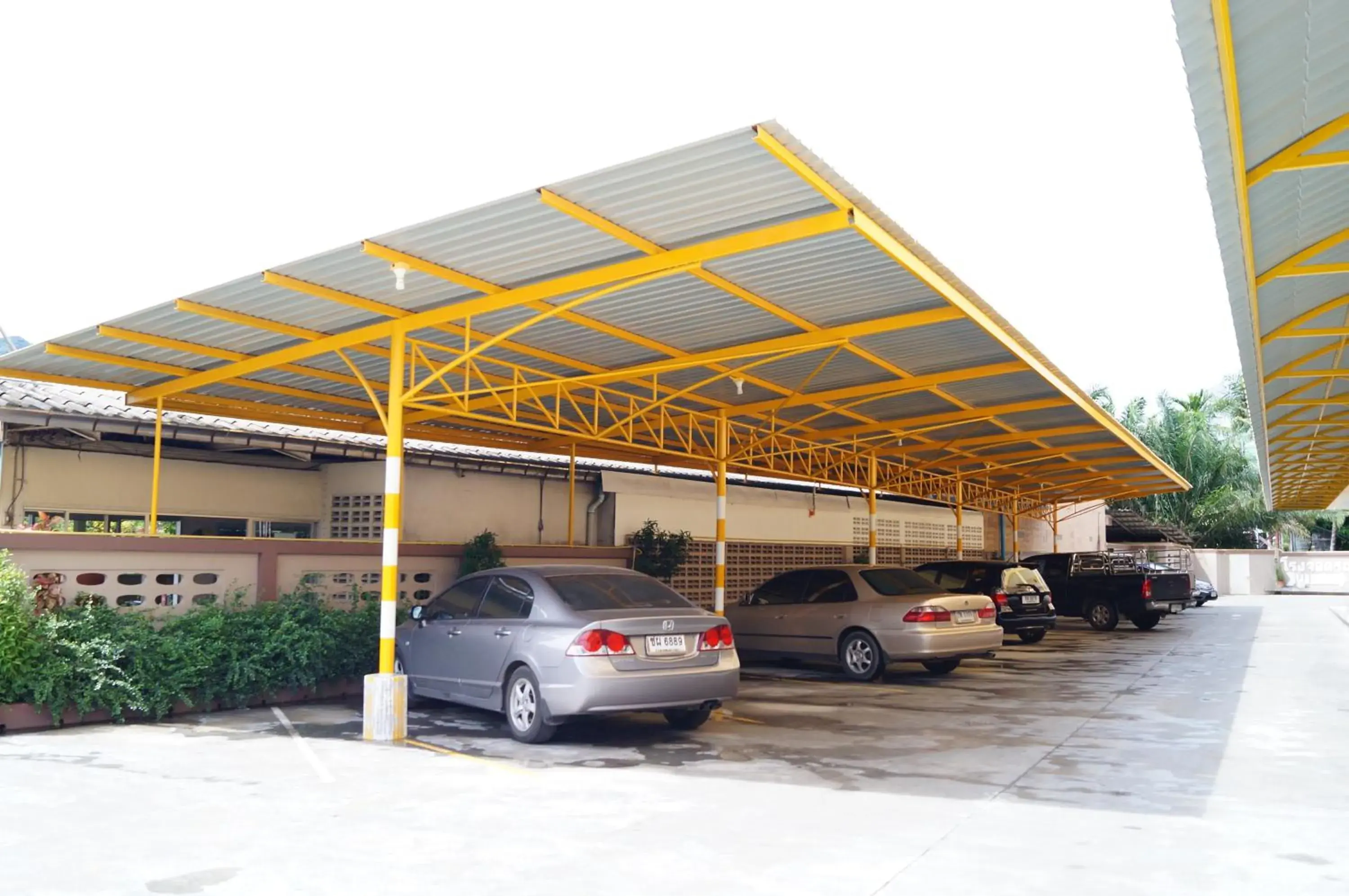 Facade/entrance in Jirasin Hotel & Apartment Facade/entrance in Jirasin Hotel & Apartment