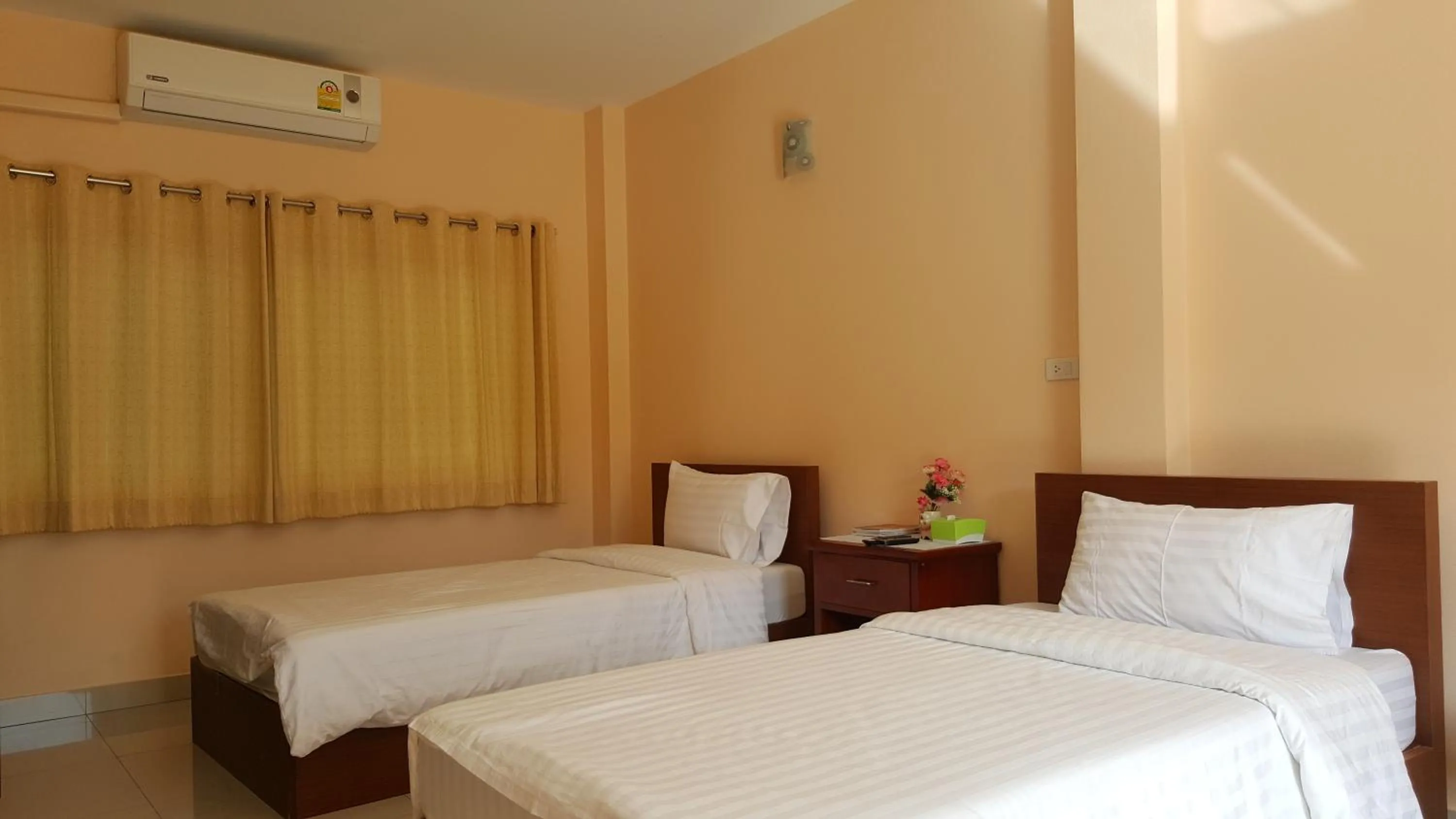 Bedroom, Bed in Jirasin Hotel & Apartment