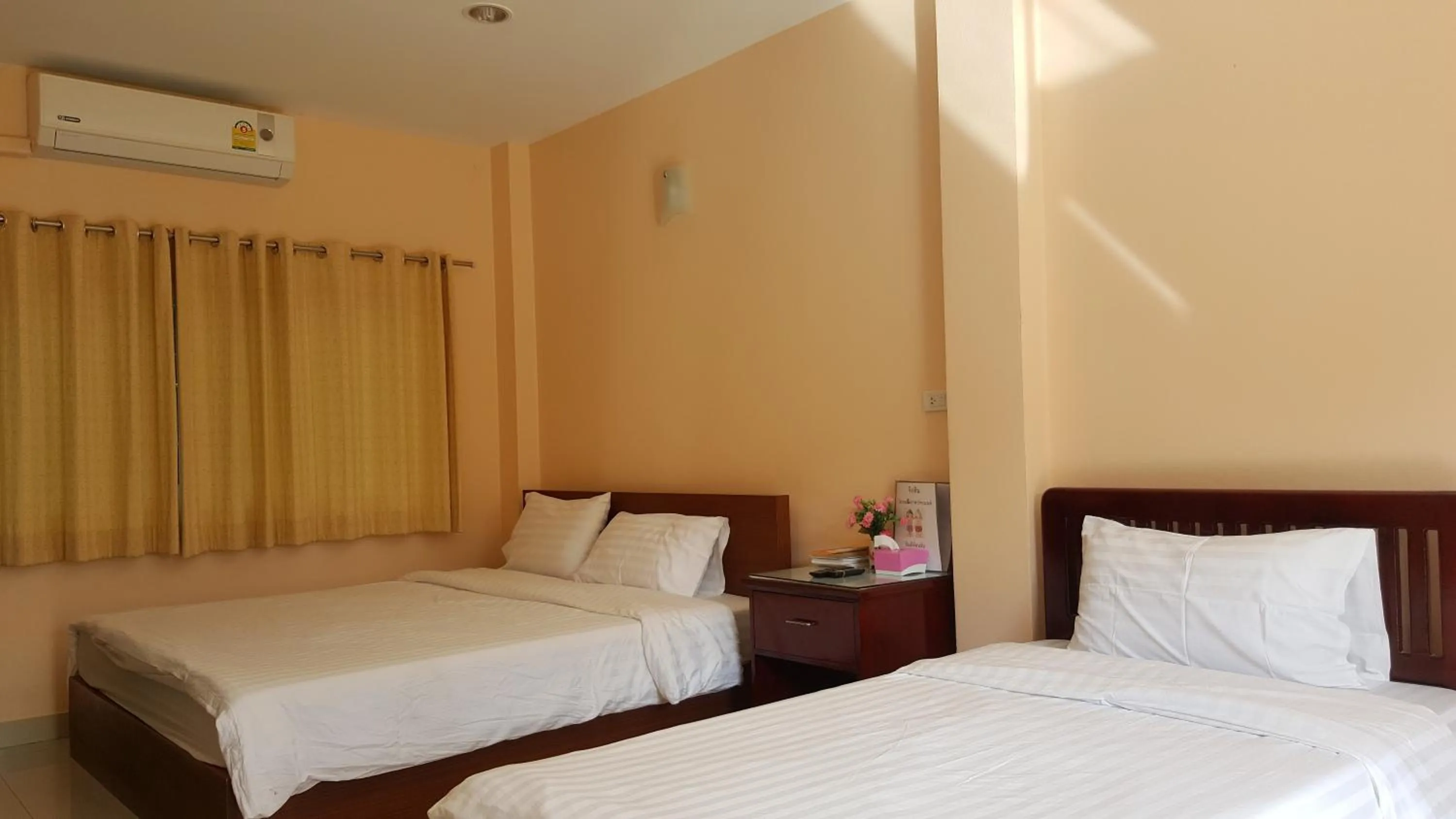 Bedroom, Bed in Jirasin Hotel & Apartment