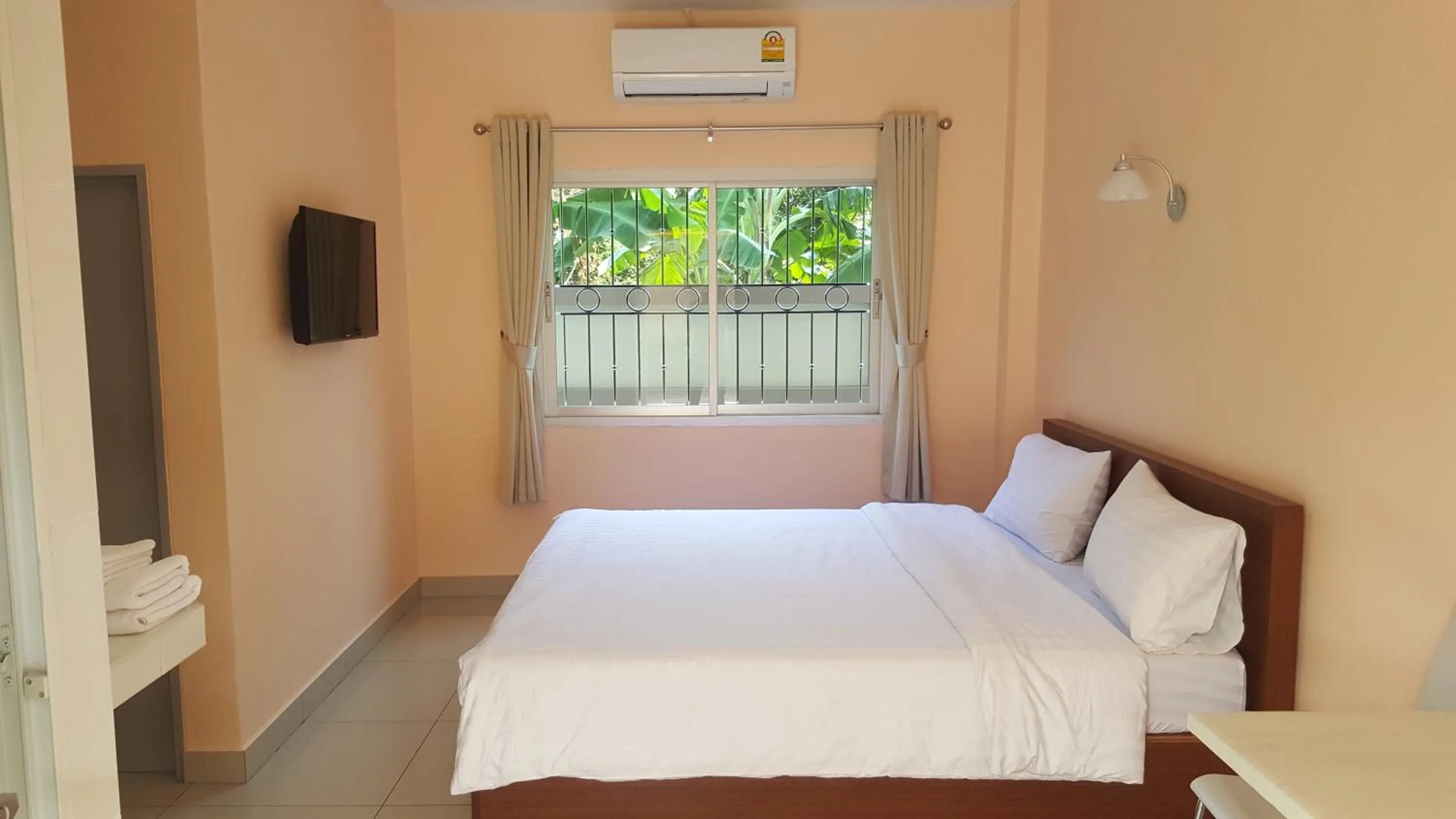 Bedroom, Bed in Jirasin Hotel & Apartment