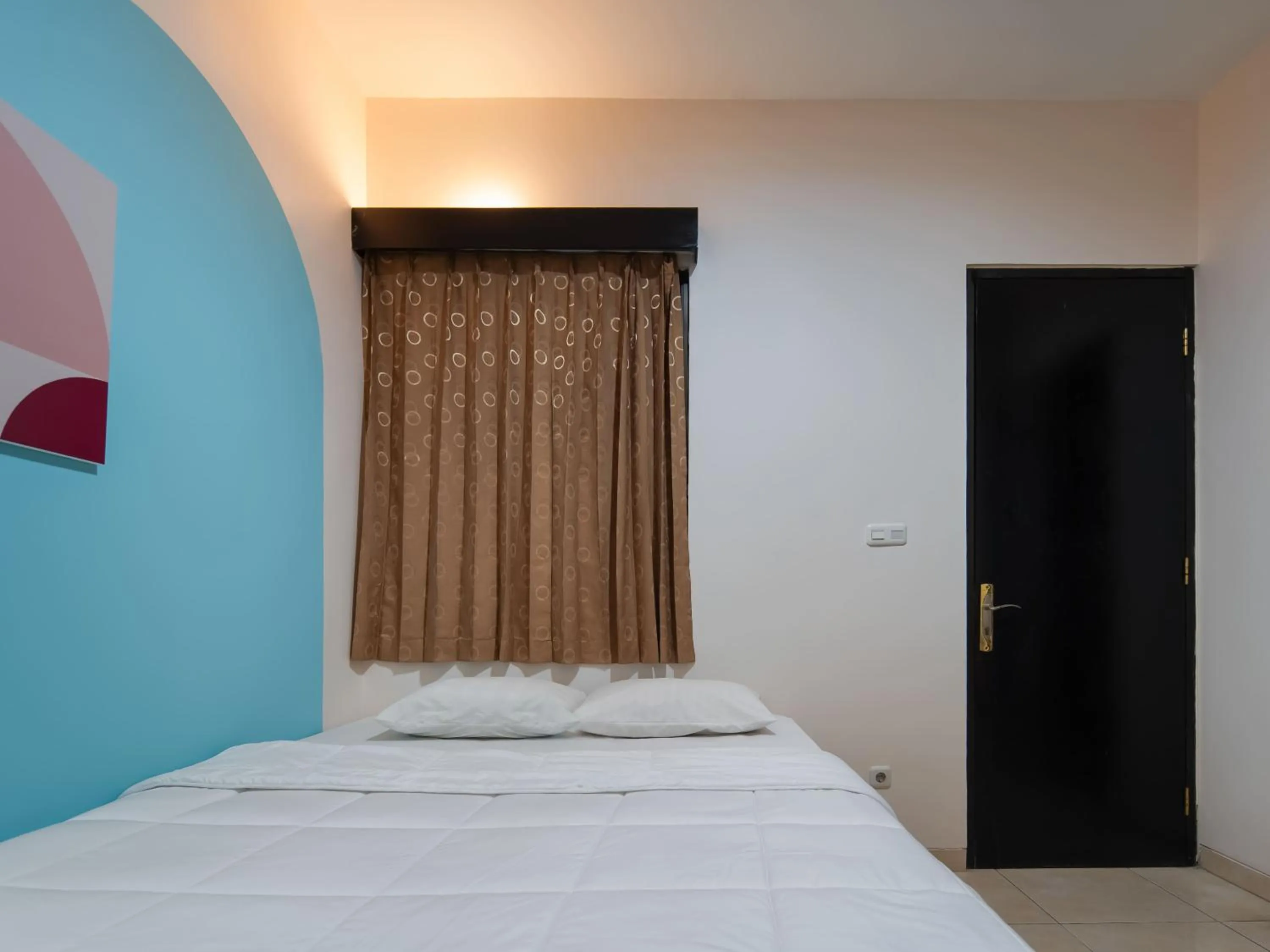 Bed, TV/Entertainment Center in Cove Oekude Residence