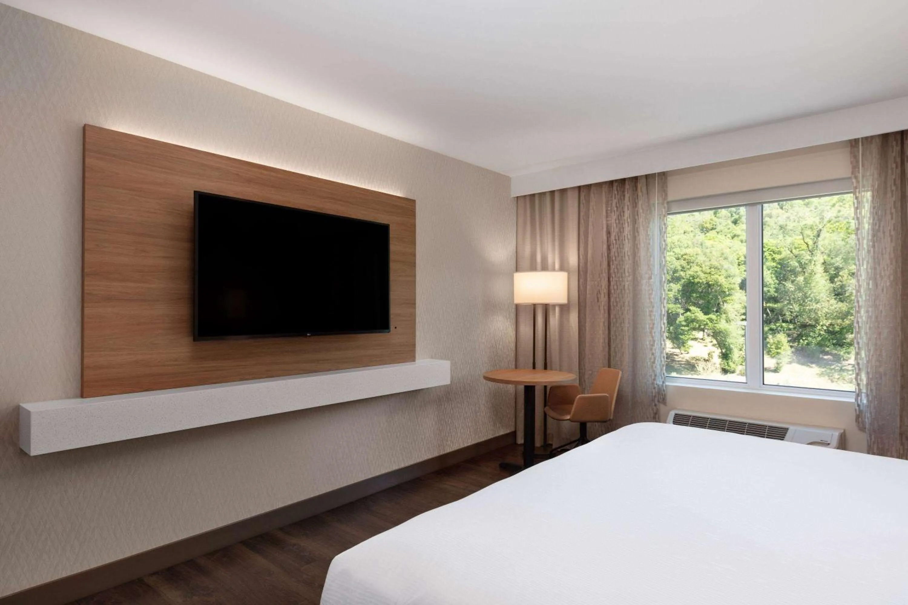 Photo of the whole room, Bed in Wyndham Garden Redwood Valley - Ukiah