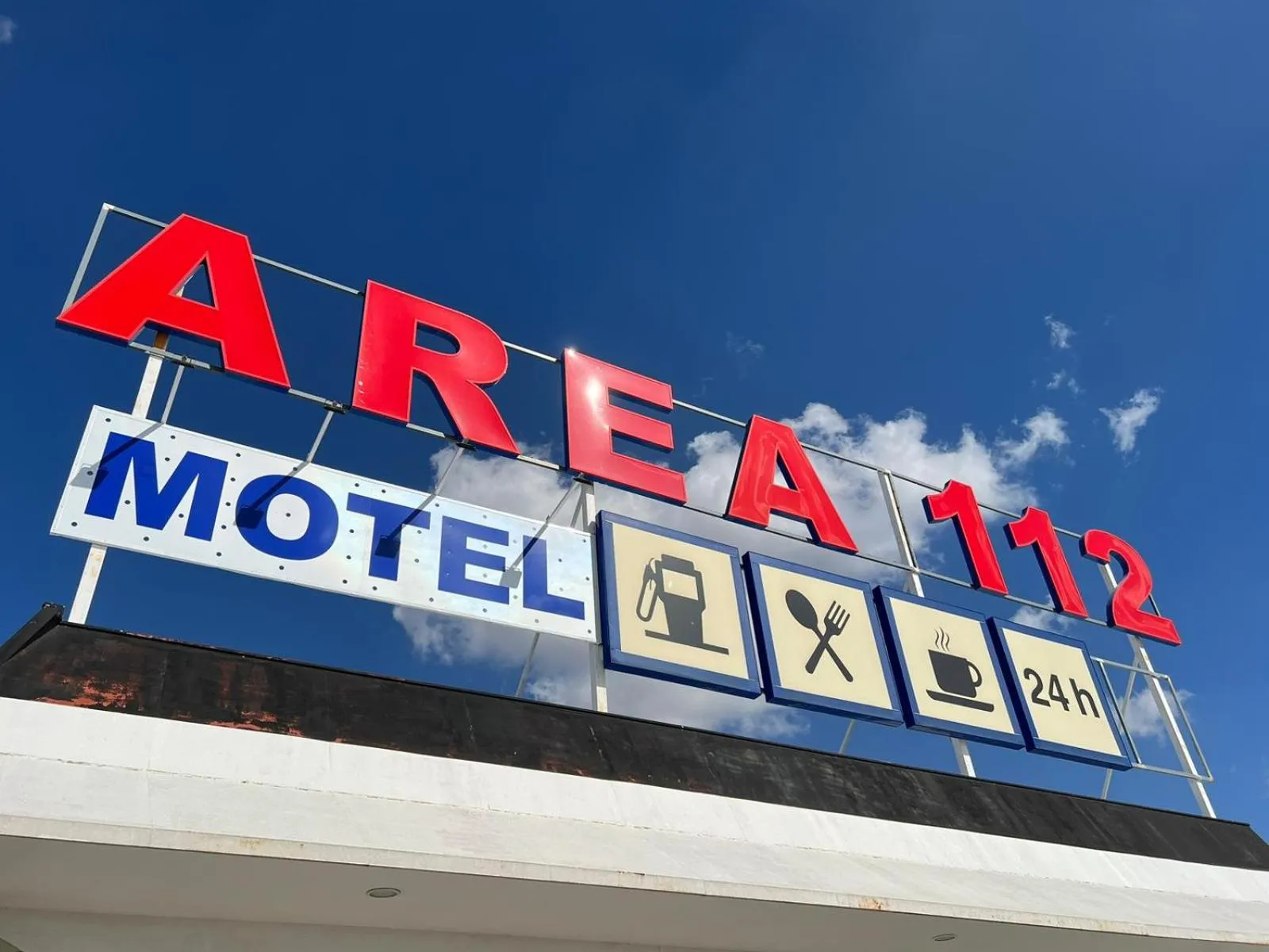 Restaurant/places to eat in Motel 112