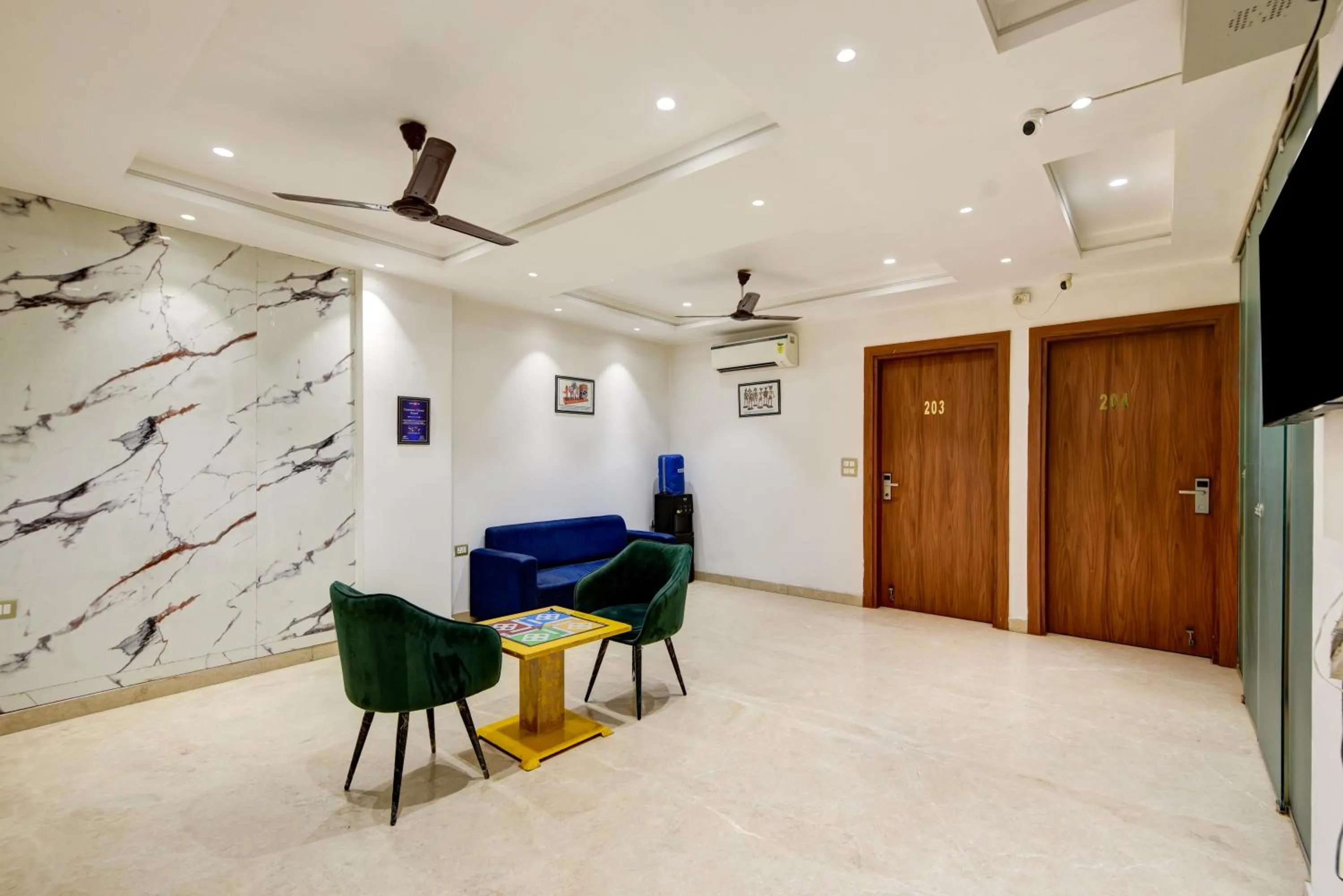 TV and multimedia in Qotel Comfort Ashok Vihar - Near Delhi University