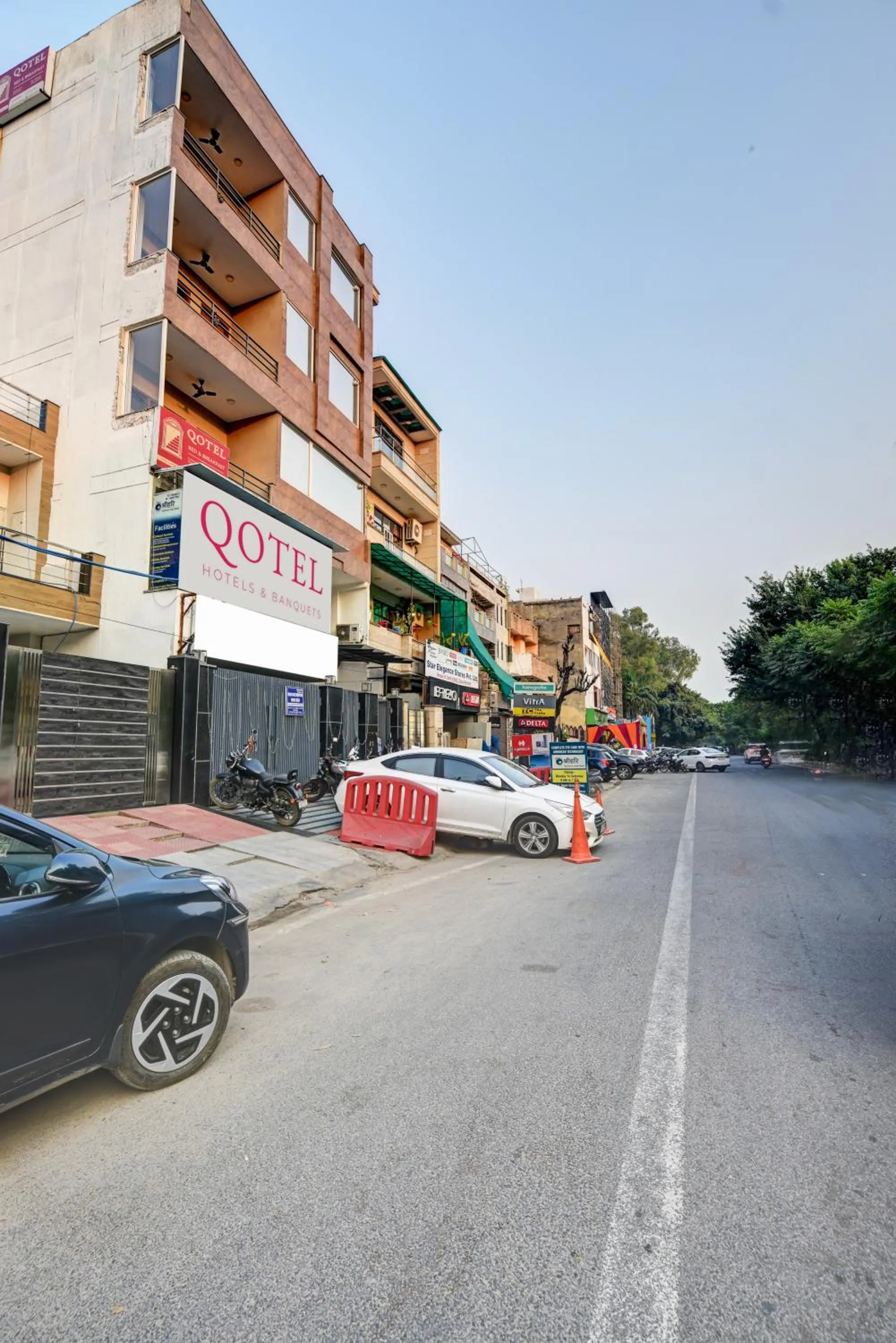 Property building in Qotel Comfort Ashok Vihar - Near Delhi University